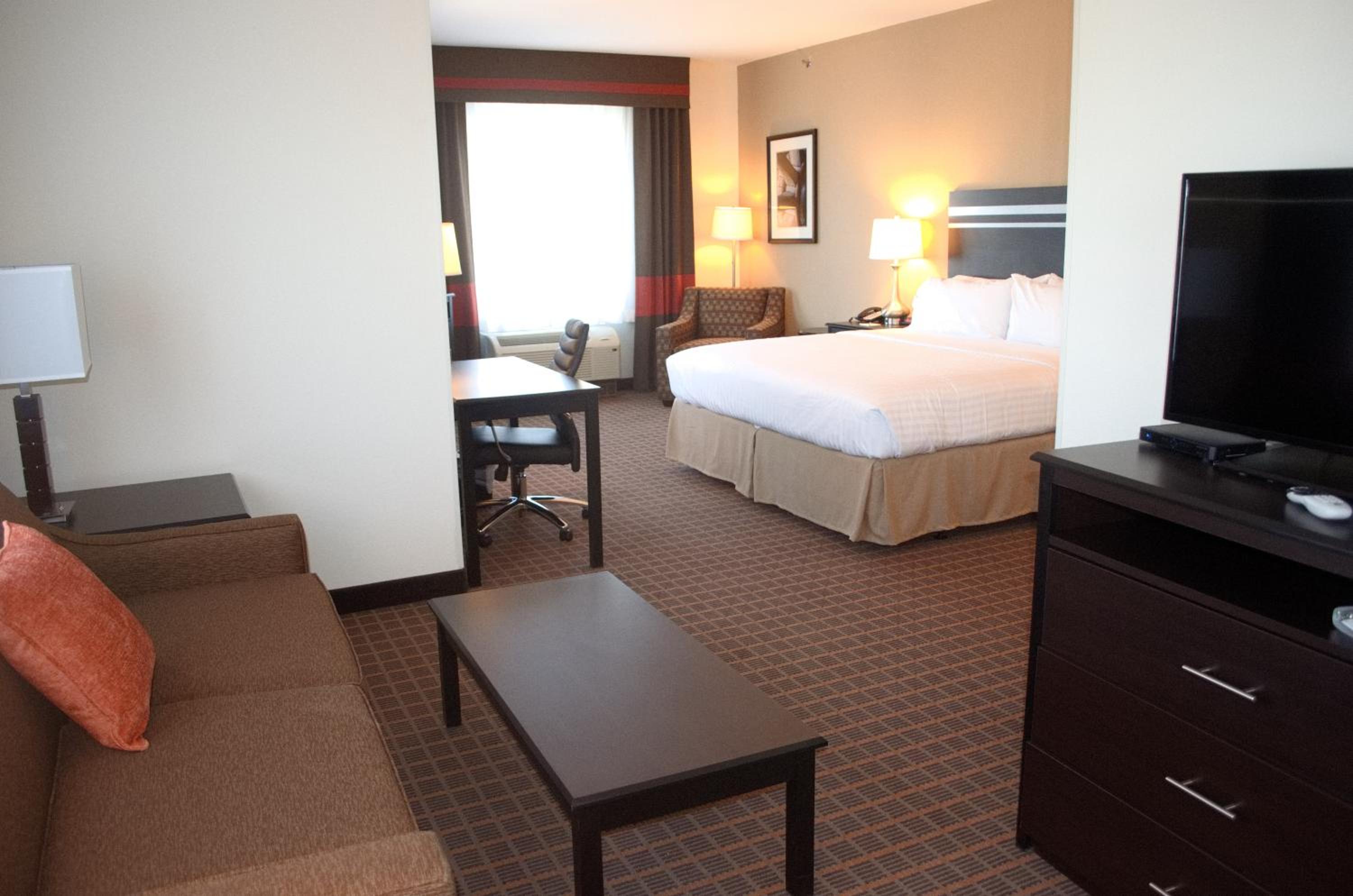 One-Bedroom King Suite with Communications Accessible Tub