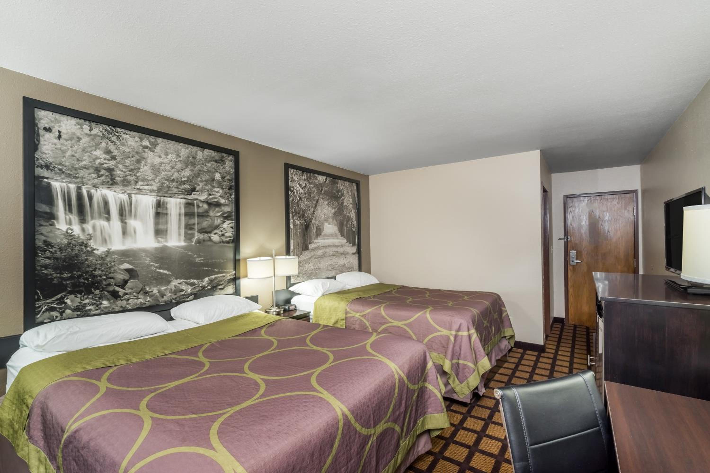 Queen Room with Two Queen Beds - Non-Smoking - Photo 5