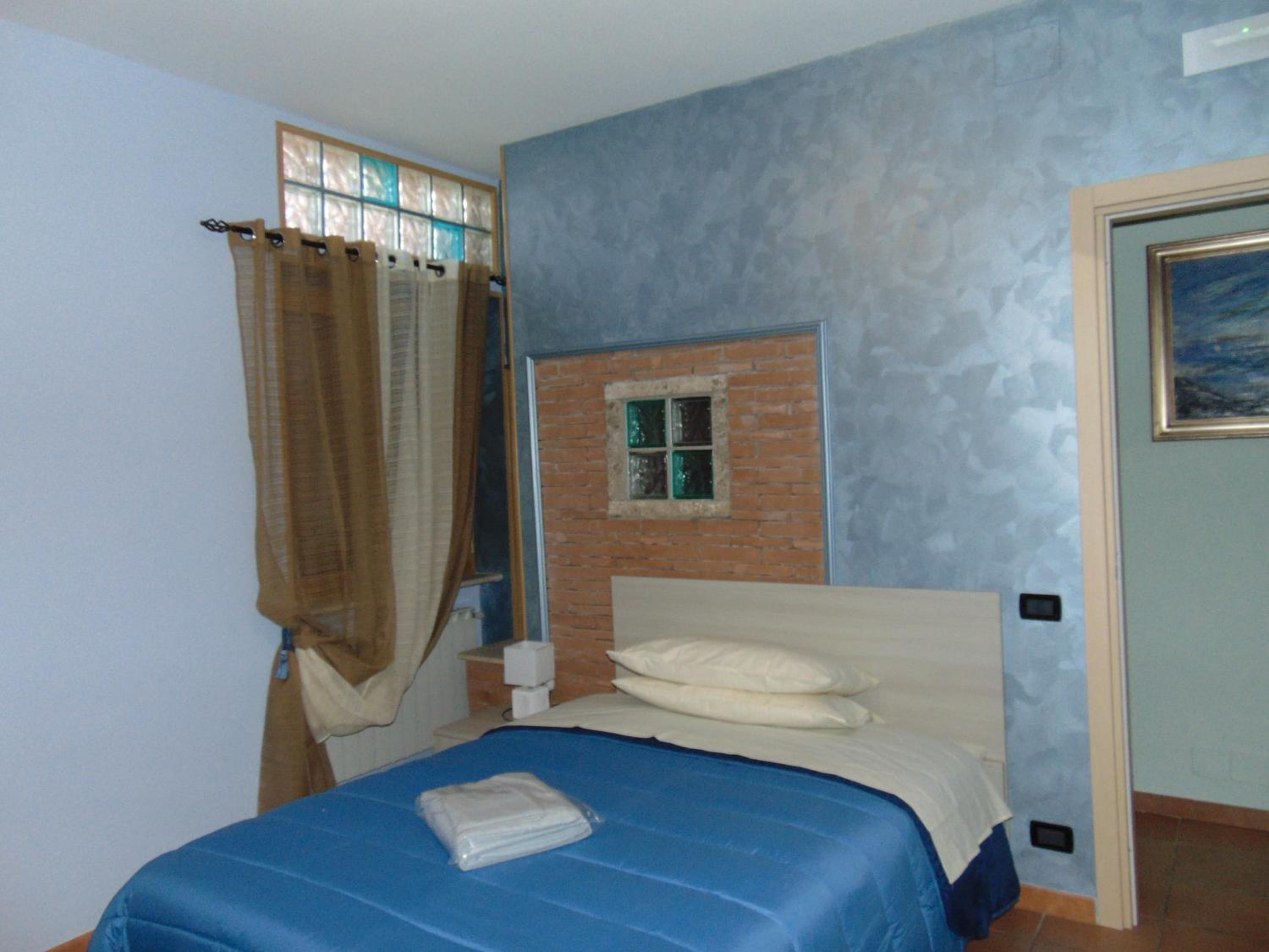 Single Room with Bath photo 1