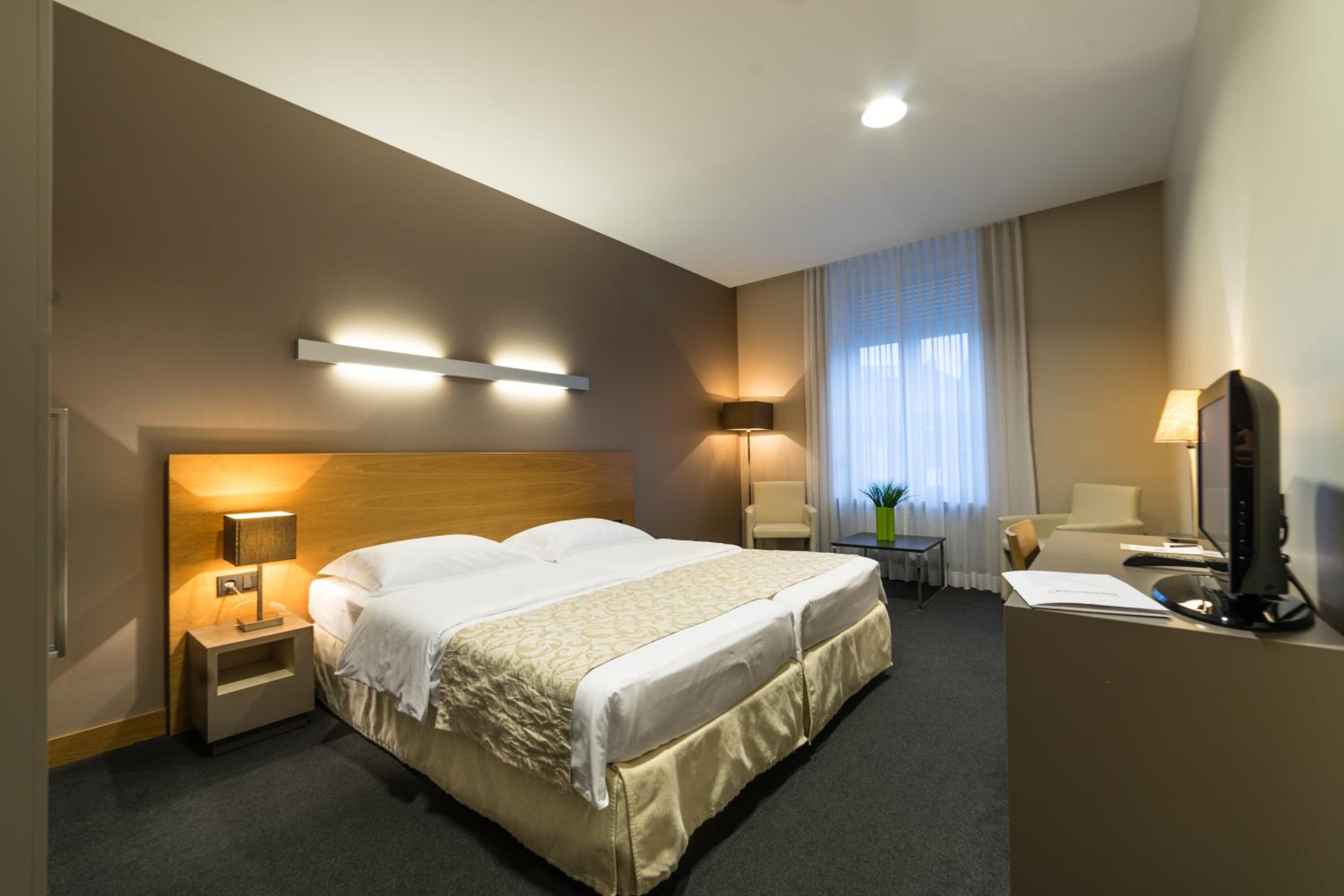 Double Room - Photo 2