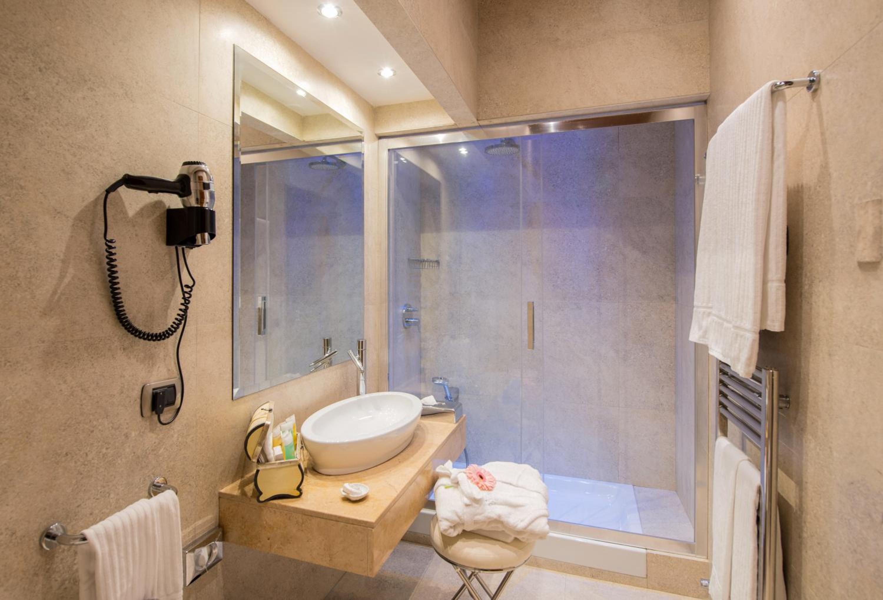 Superior Double or Twin Room - Photo 2