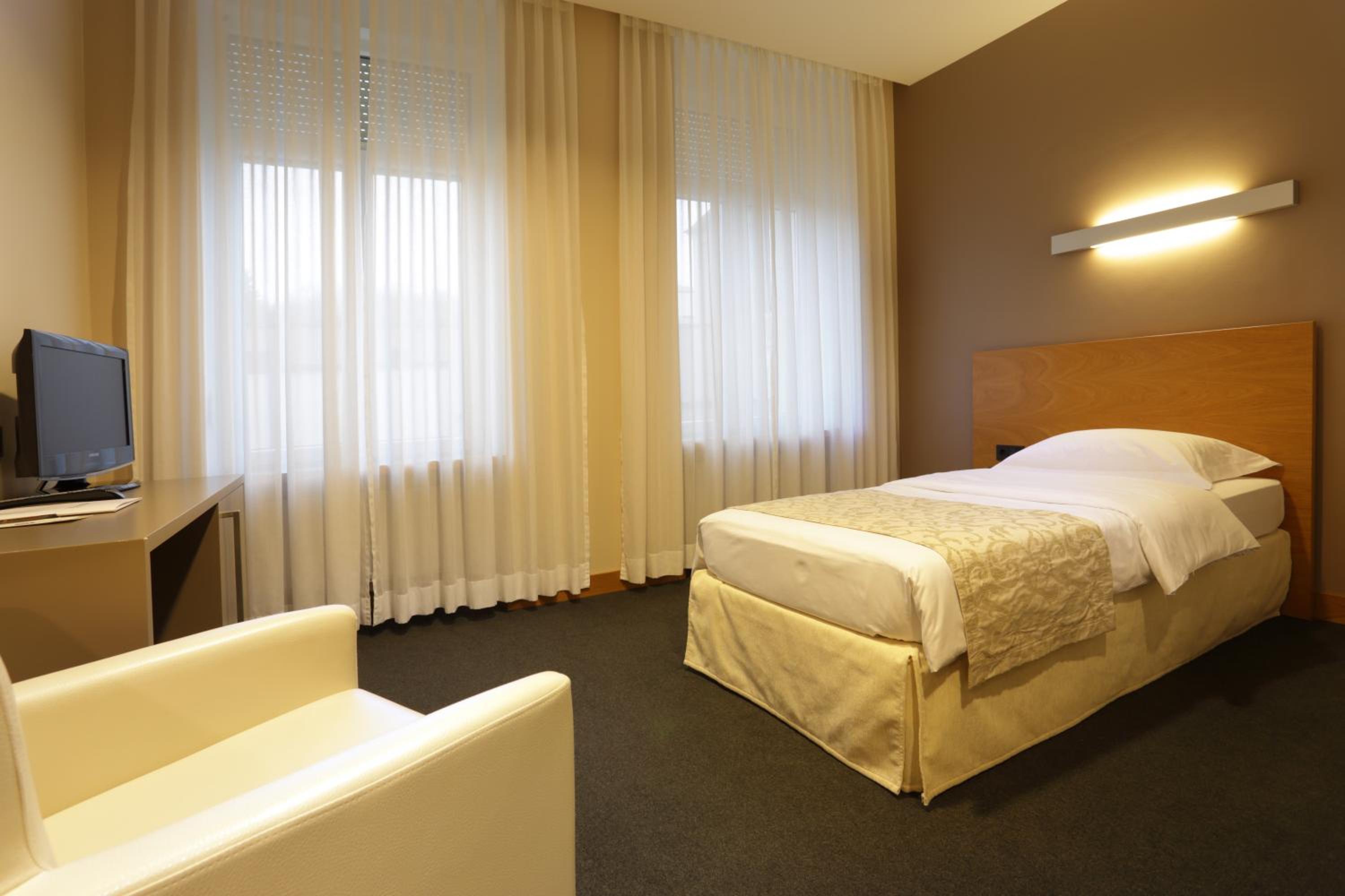 Single Room photo 2