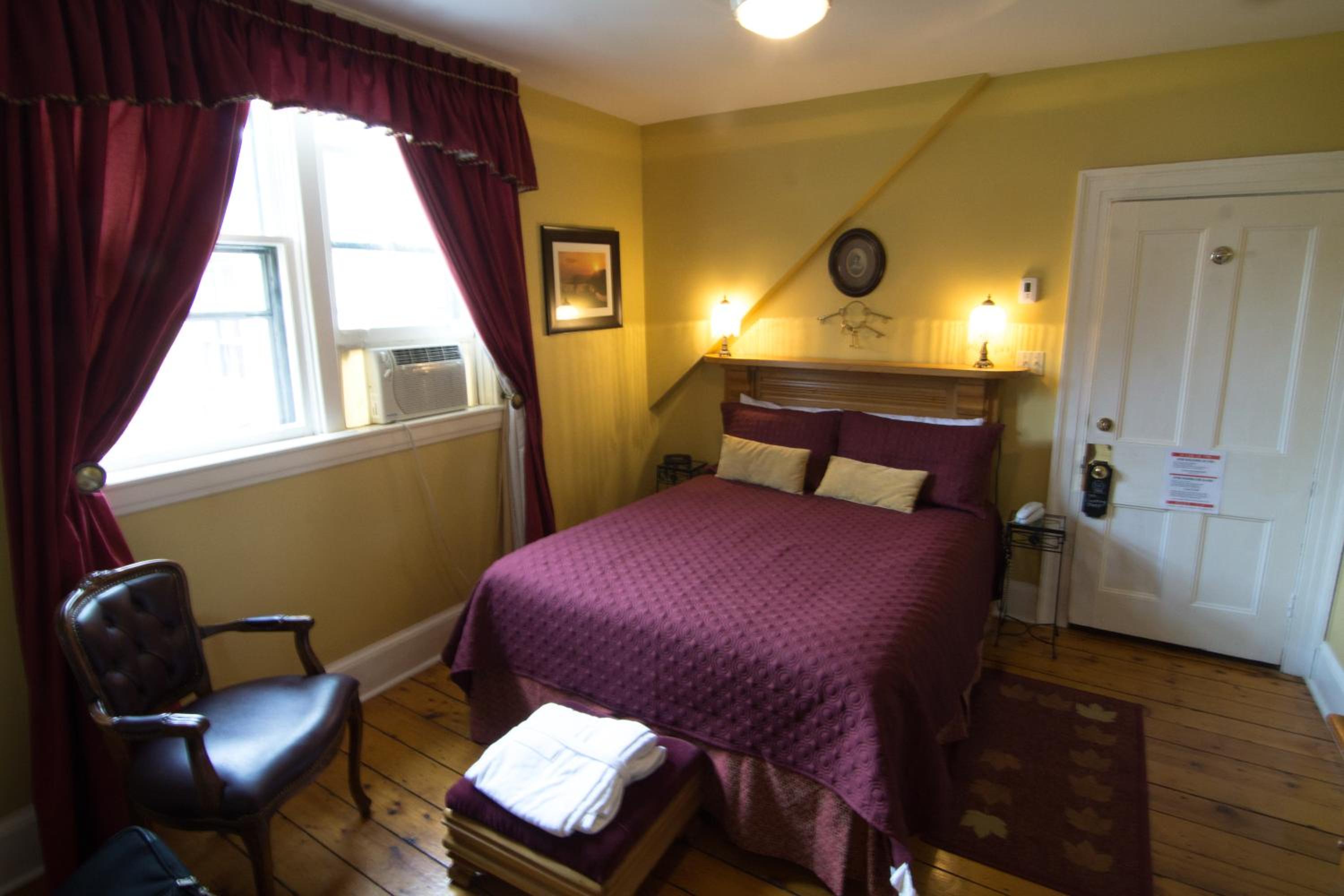 Queen Room - Second Floor photo 3