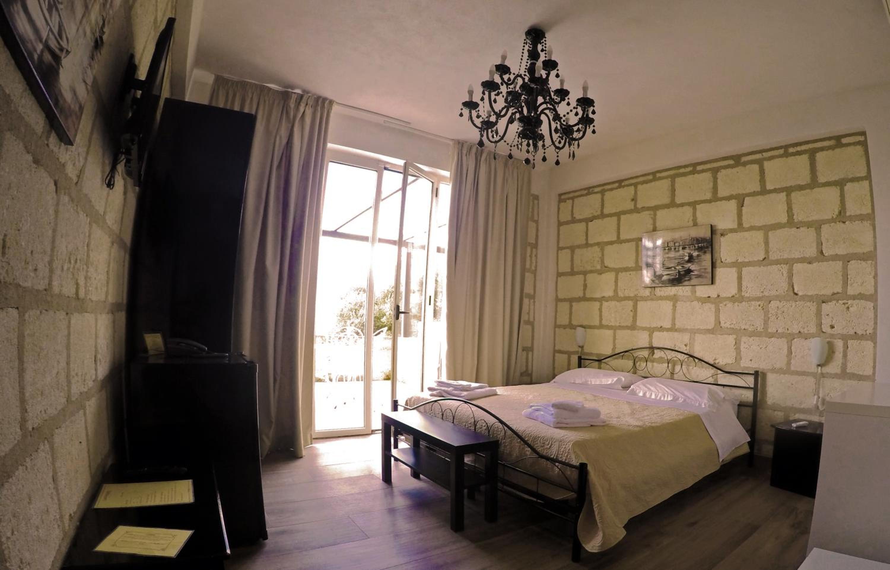 Deluxe Double Room - Photo 9