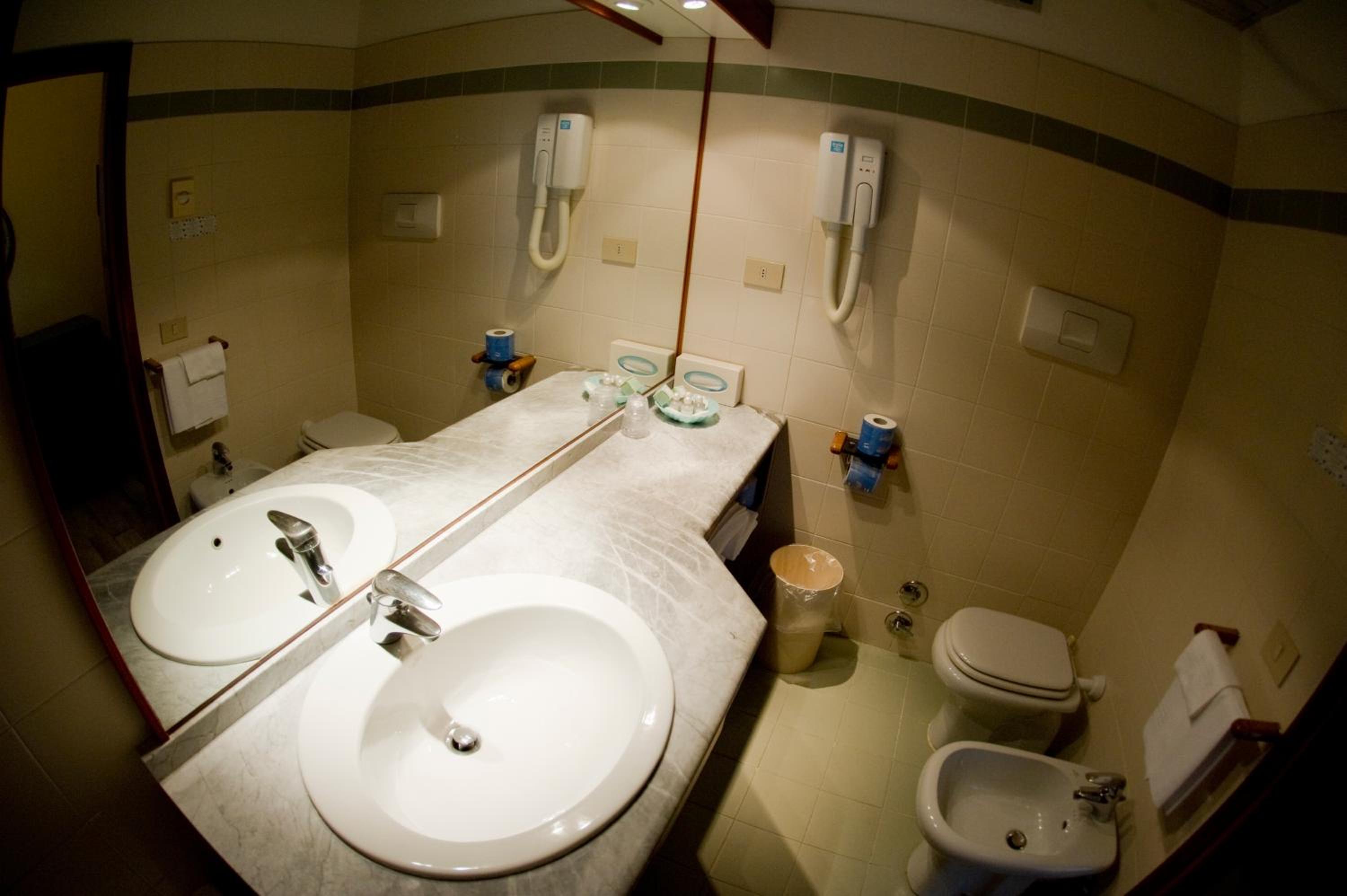 Double or Twin Room with Balcony - Photo 3