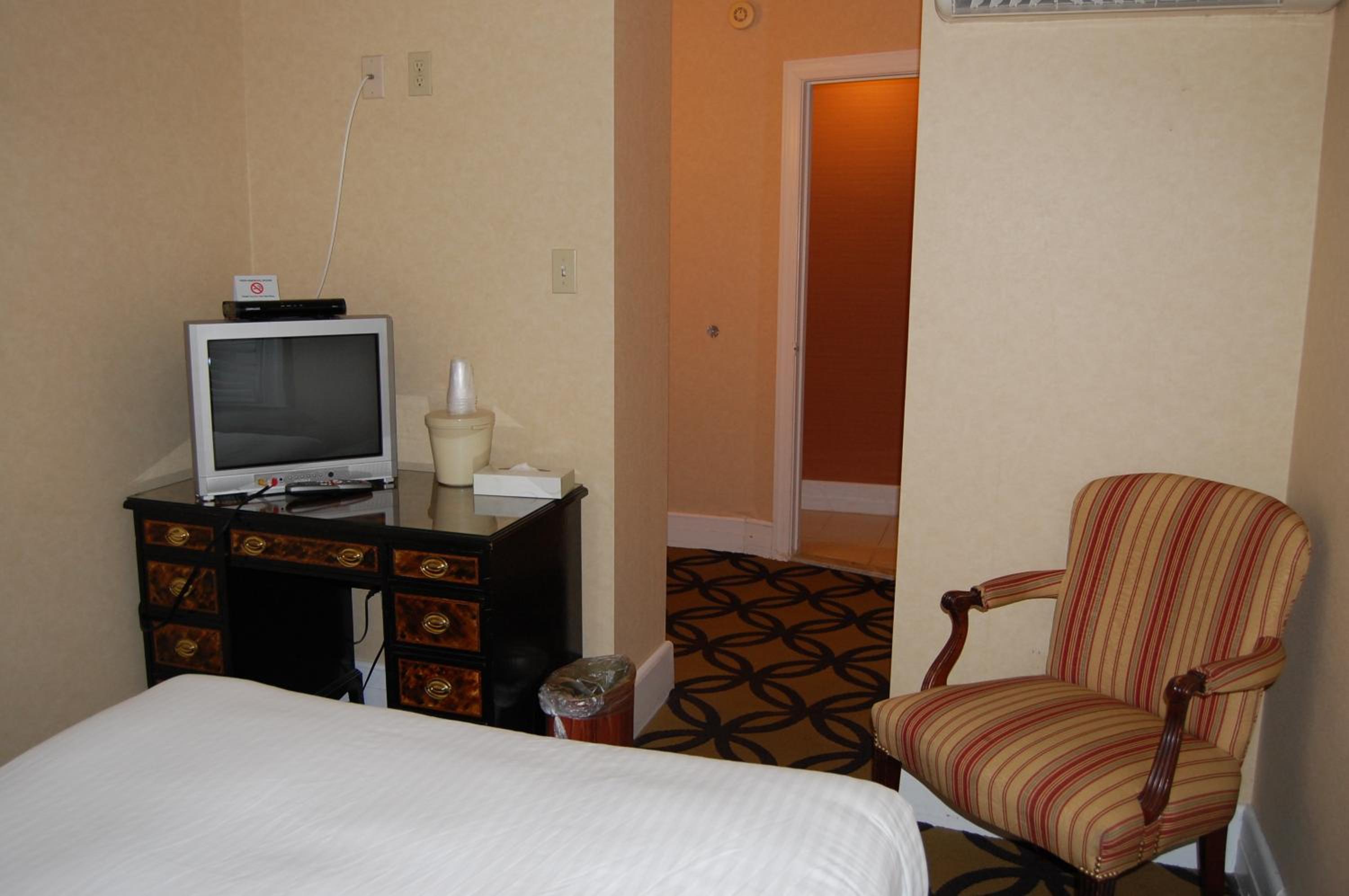 Double Room with Two Double Beds - Photo 9