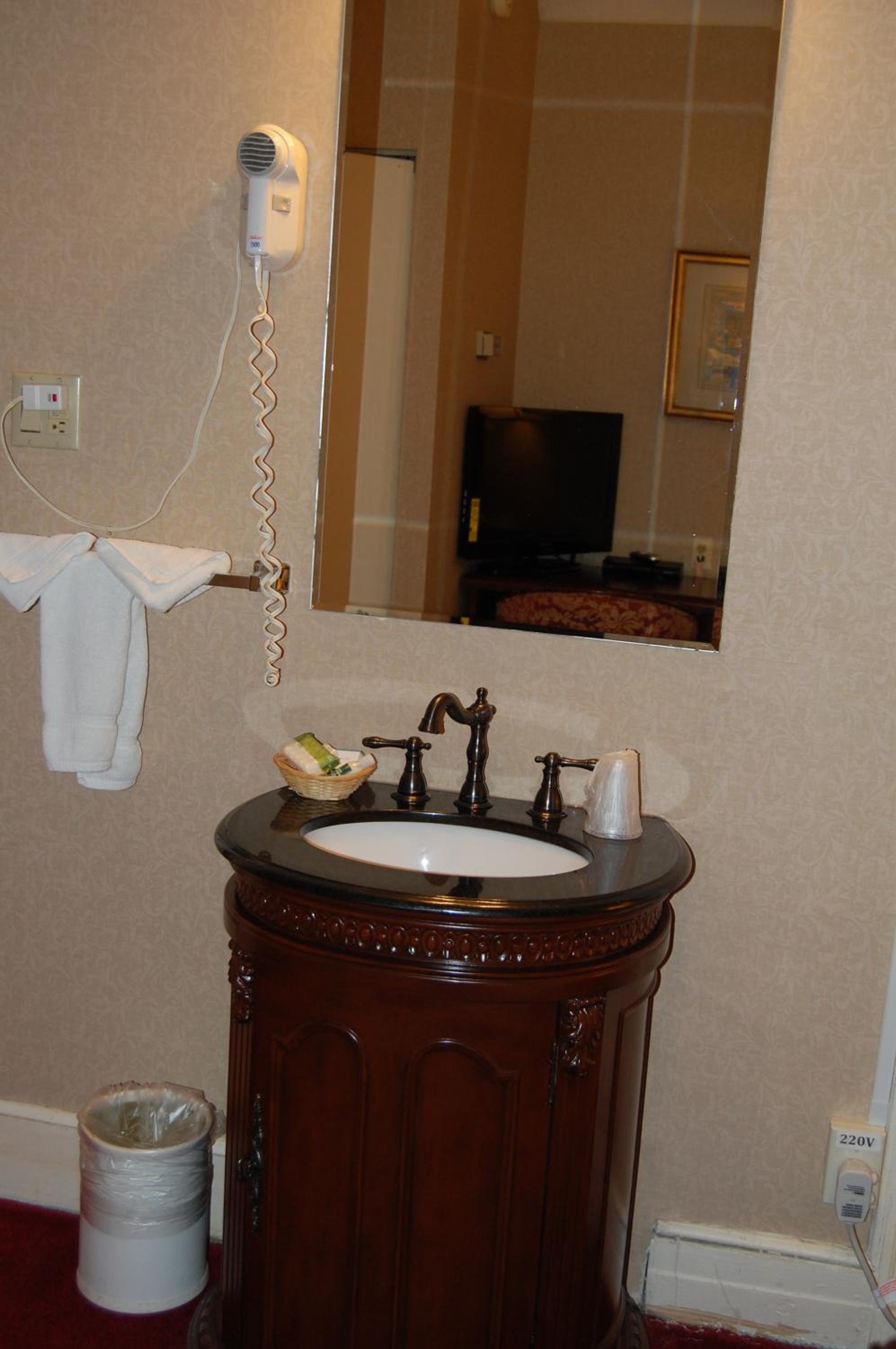 Double Room with Two Double Beds - Photo 7