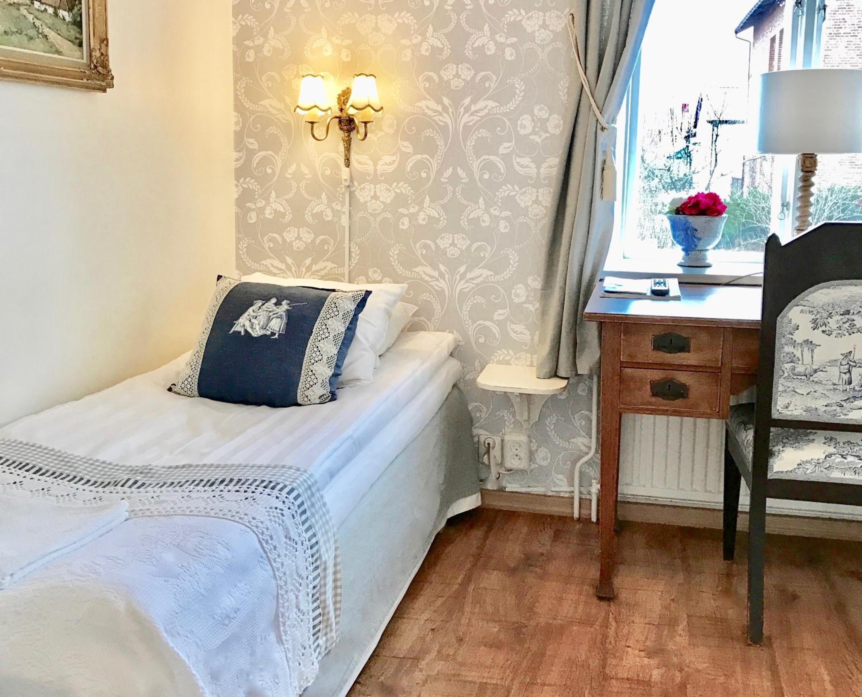 Single Room with Shared Shower and Toilet photo 1