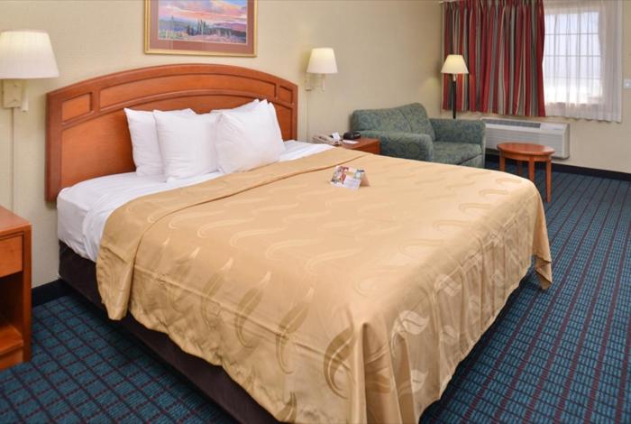 King Room with Sofa Bed - Non-Smoking - Photo 3