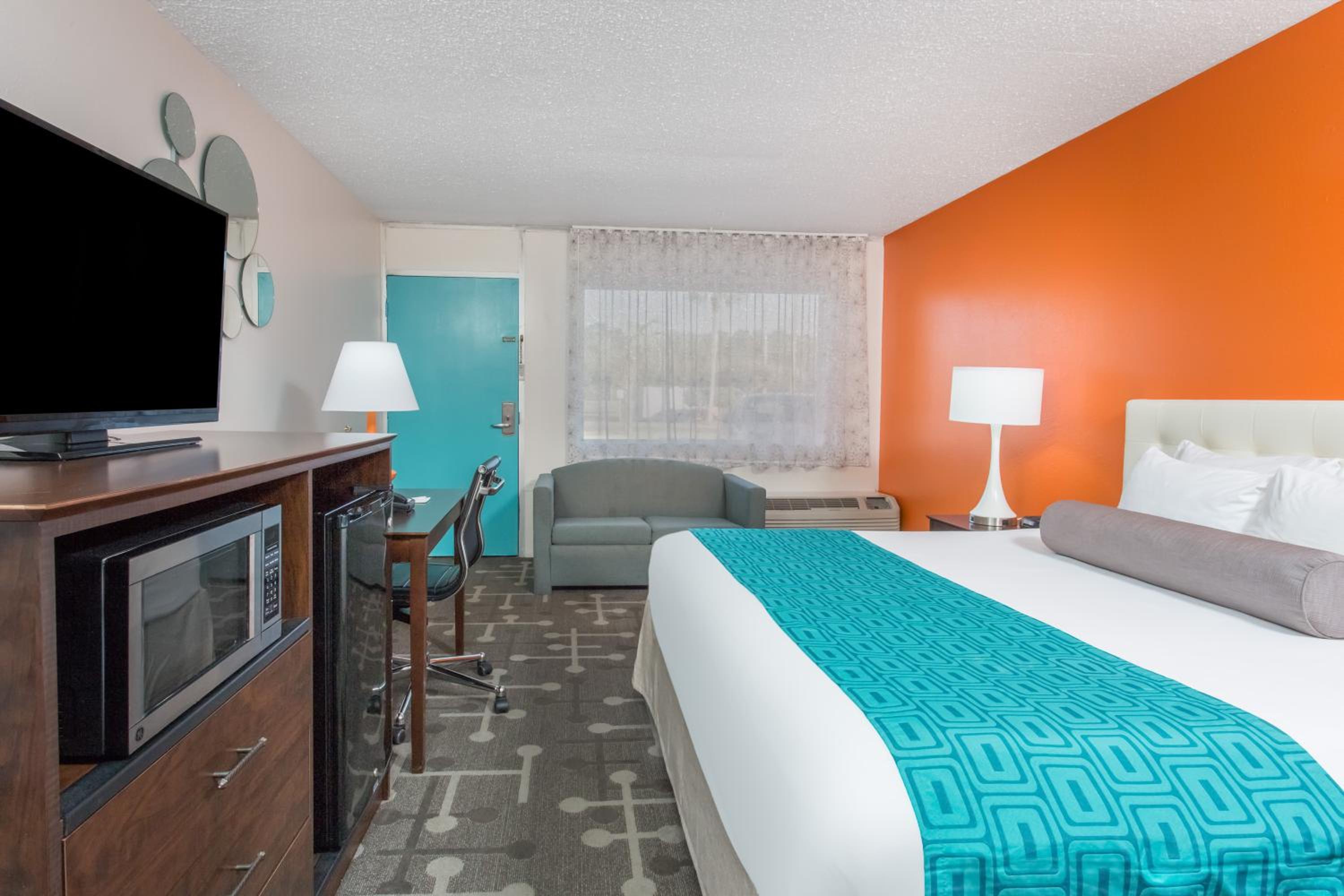 1 King Bed, Deluxe Room, Non-Smoking
 - Photo 6