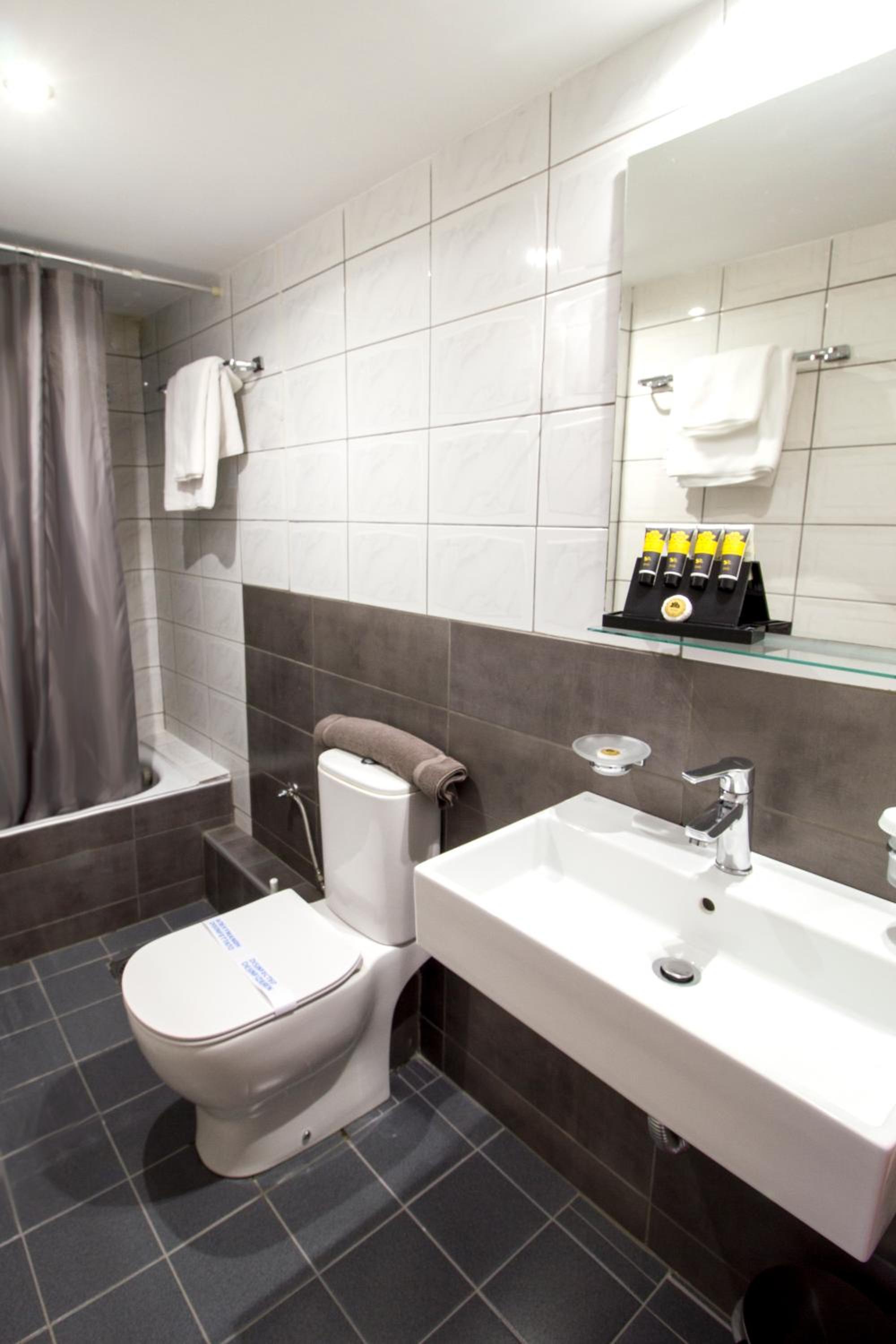 Deluxe Double or Twin Room with River View - Photo 2