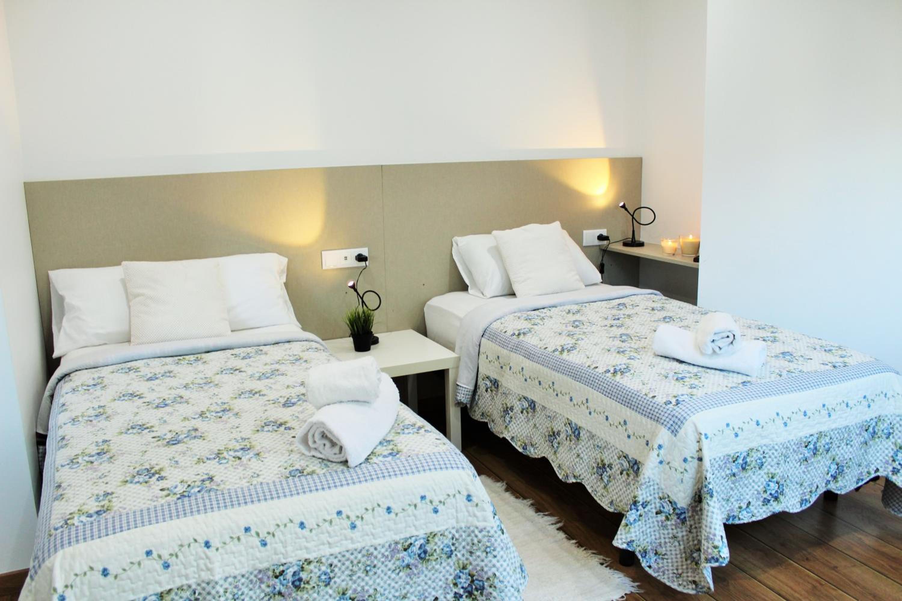 Apartment with Balcony - Photo 4