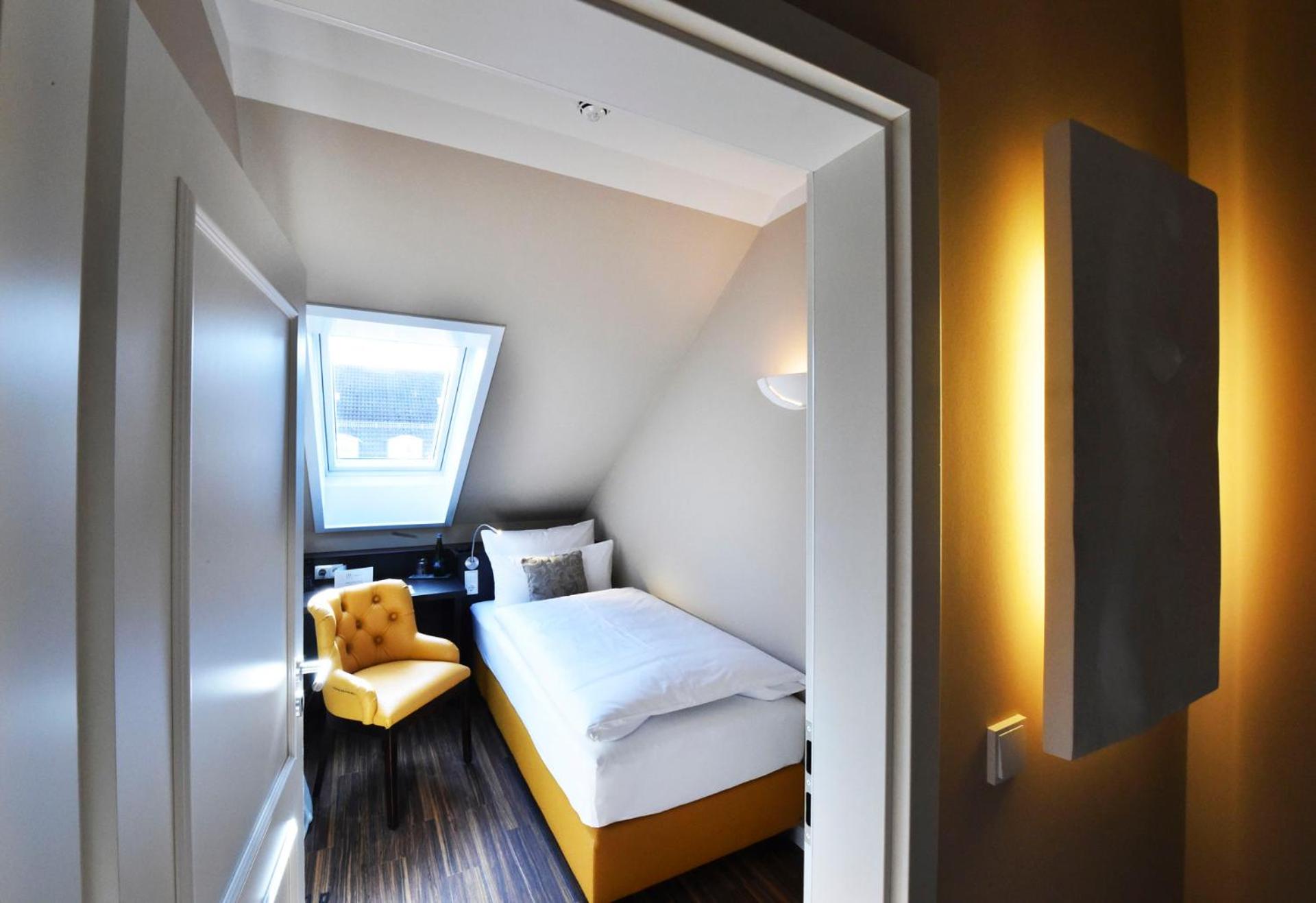 Single Room with Private Bathroom photo 1