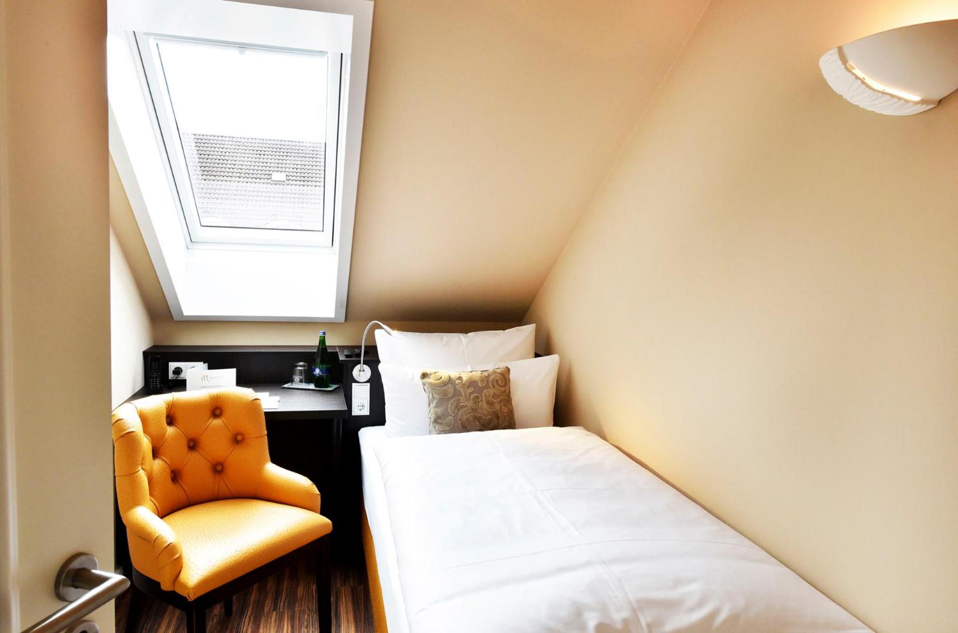 Single Room with Private Bathroom photo 2
