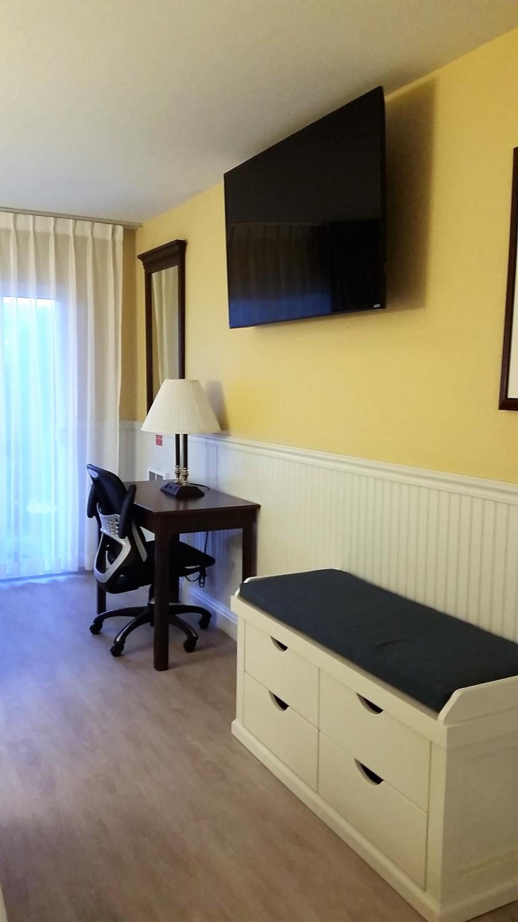 Queen Room with Two Queen Beds - Photo 5