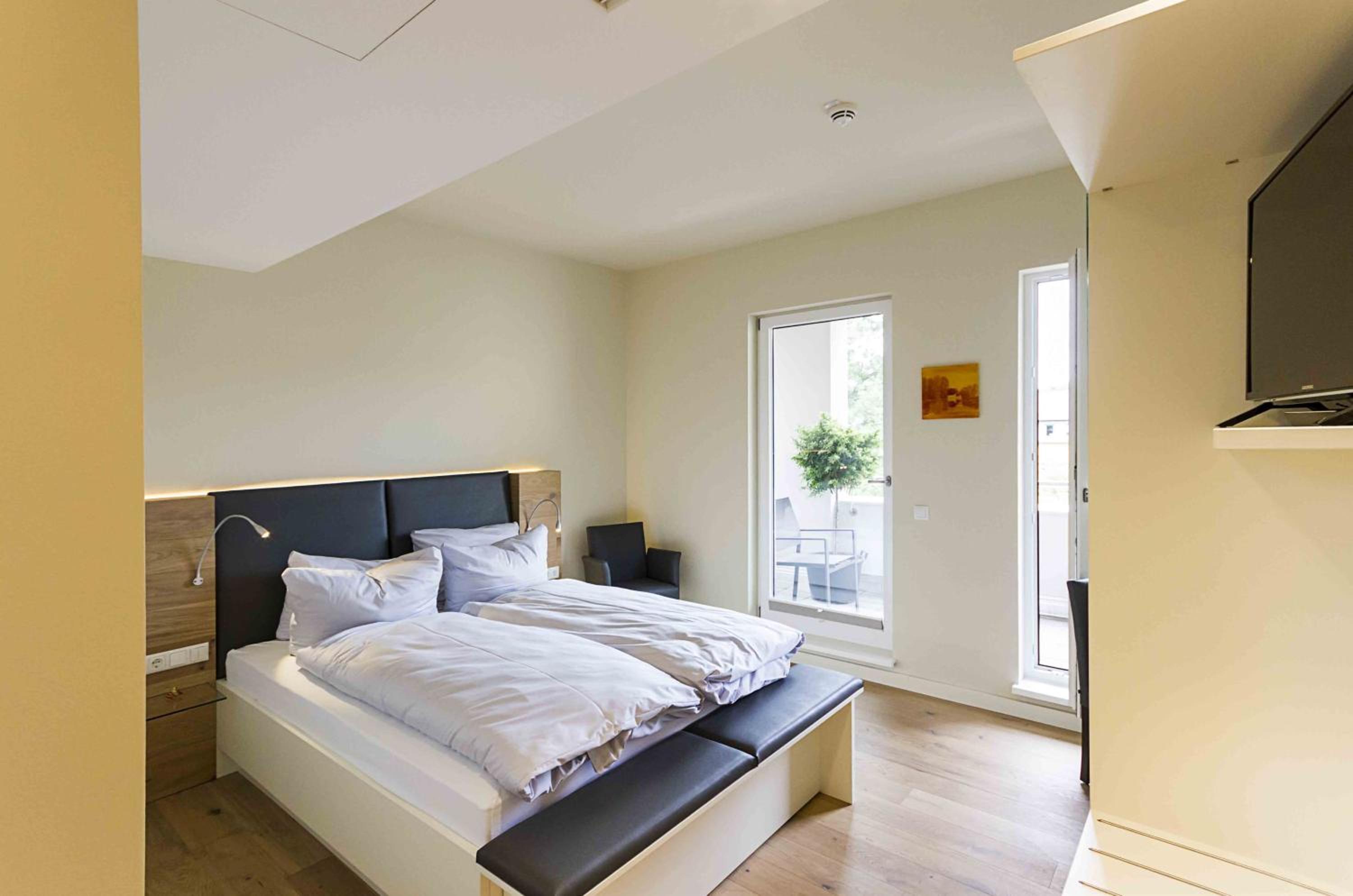 Large Double Room - Photo 1