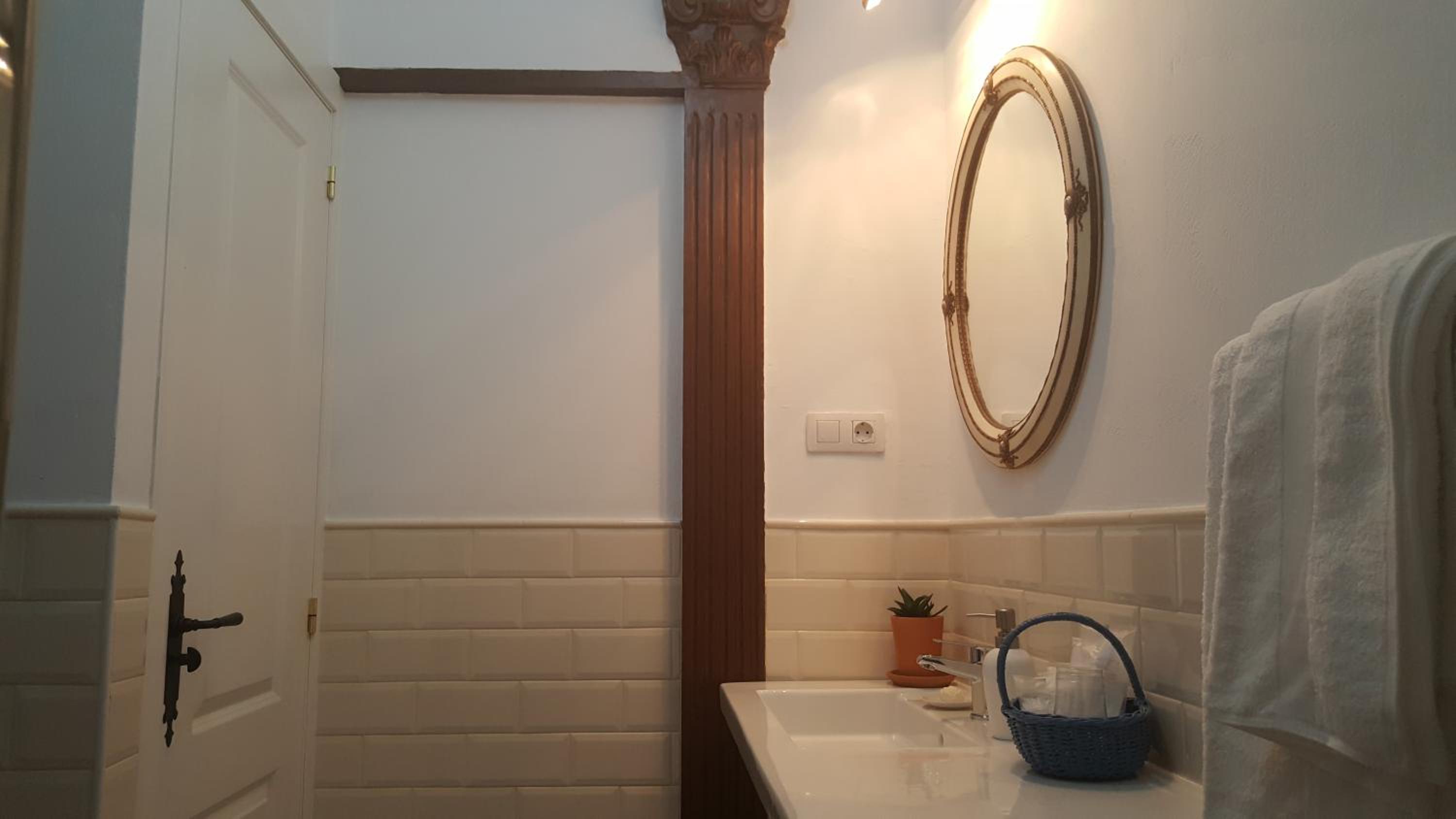 Deluxe King Room - Photo 2