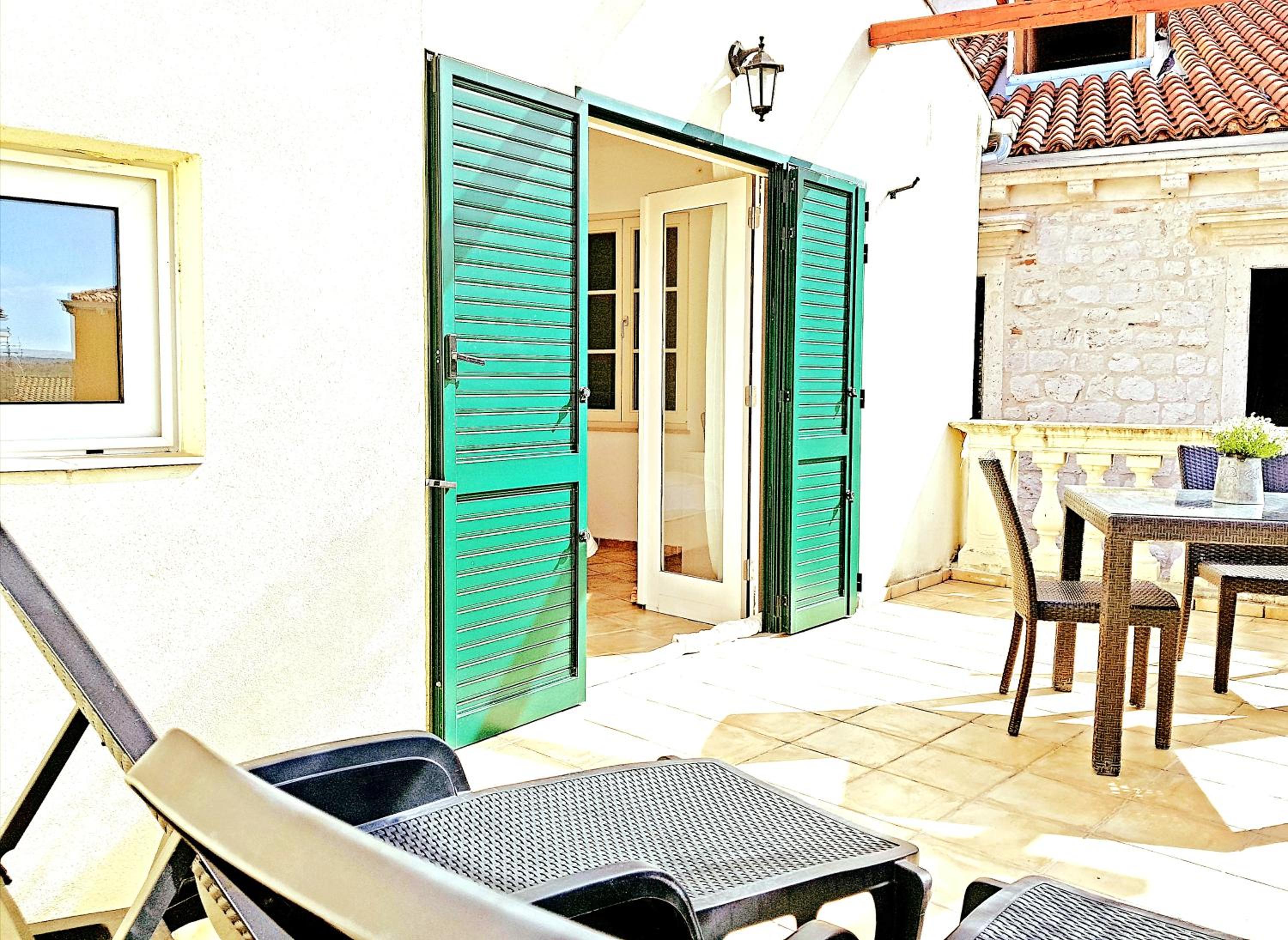 Deluxe Studio Apartment with Terrace - Photo 8