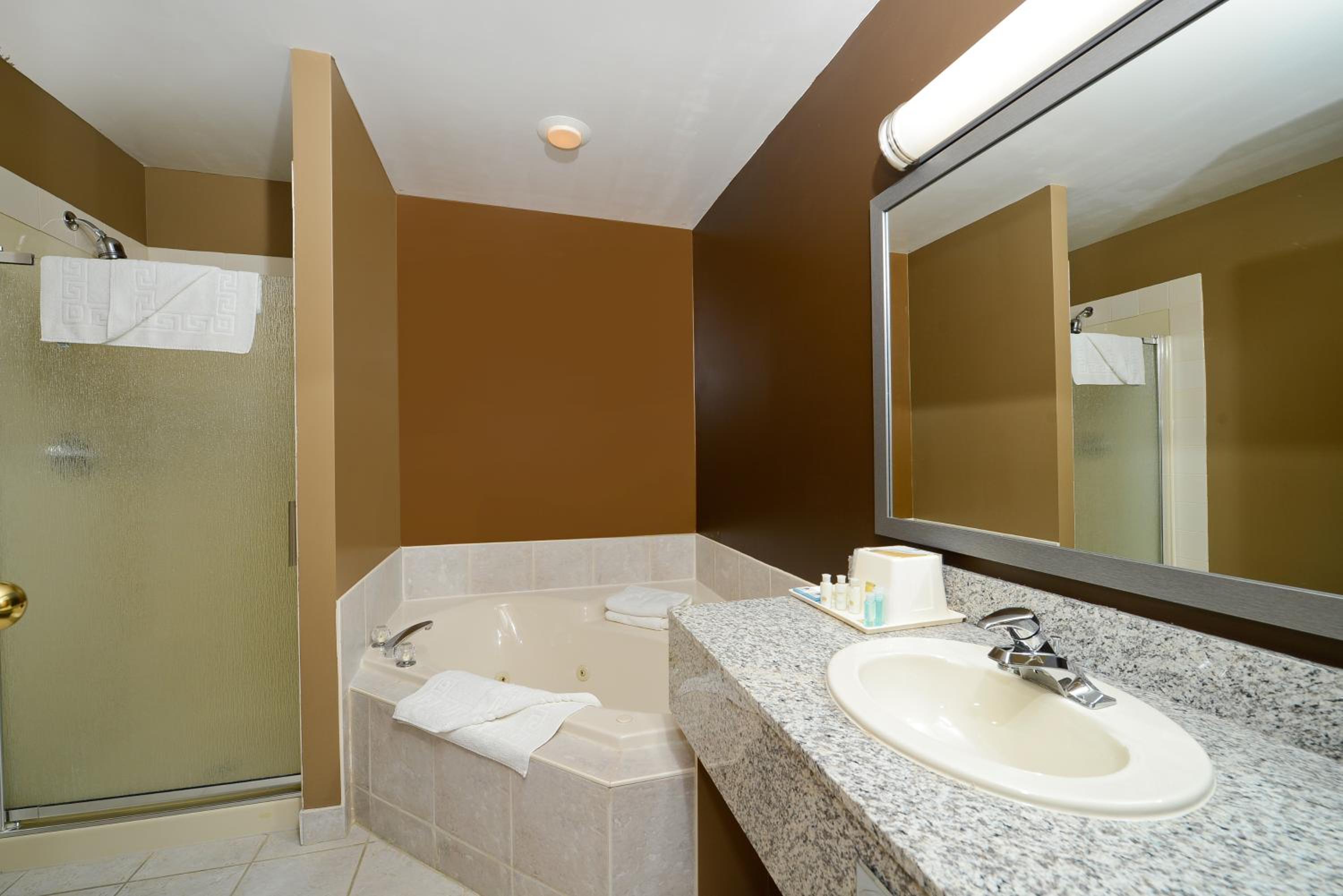 King Suite with Whirlpool - Non-Smoking - Photo 5