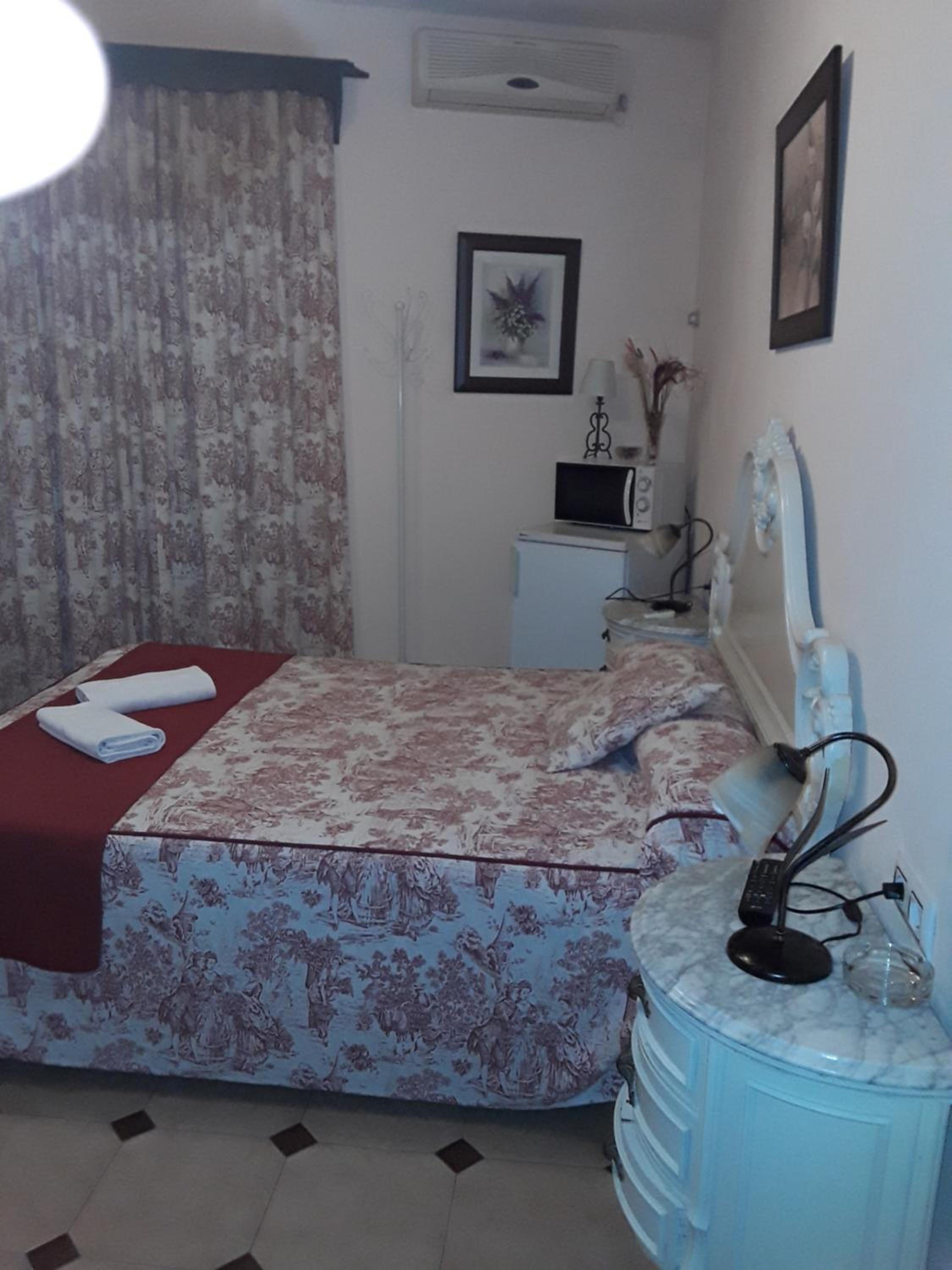 Double Room with Private Bathroom - Photo 3
