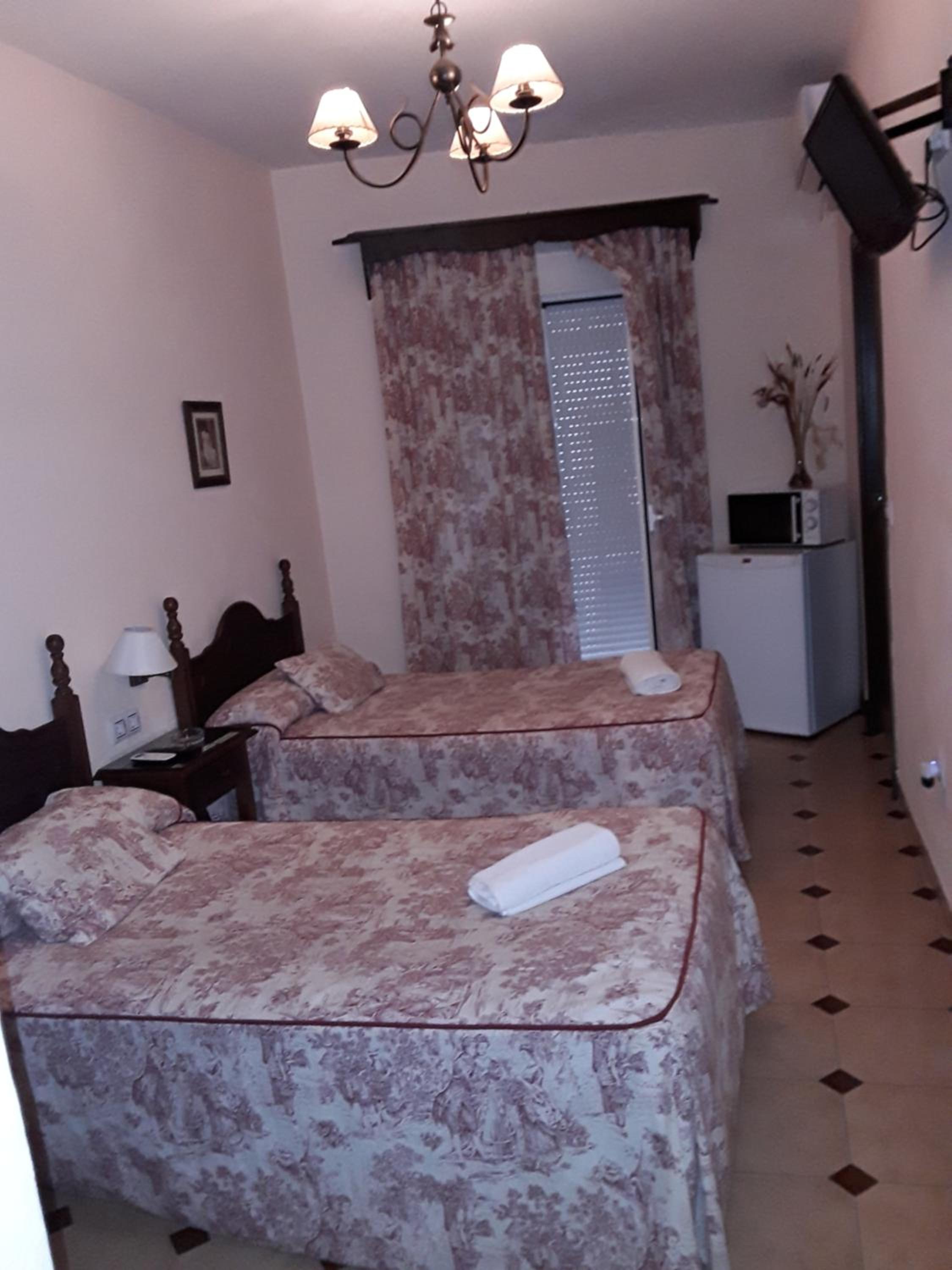 Twin Room with Private Bathroom - Photo 8