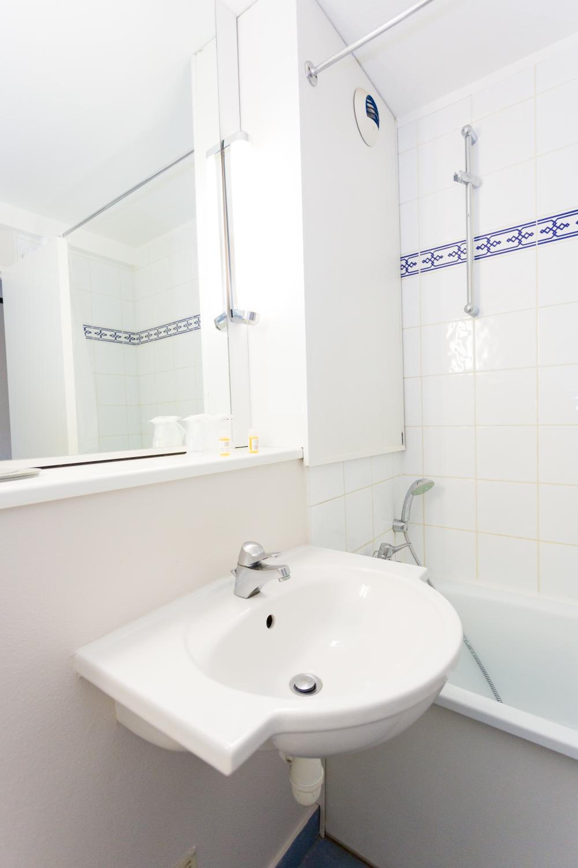 Double Room with One Double Bed - Photo 2