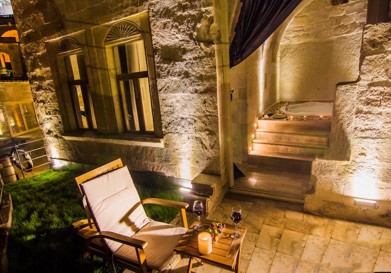 Premium Honeymoon Cave Suite - Photo 8