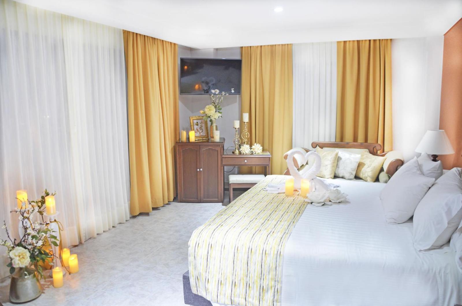 Junior Suite with Balcony - Photo 3