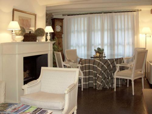 Eight-Bedroom House photo 2