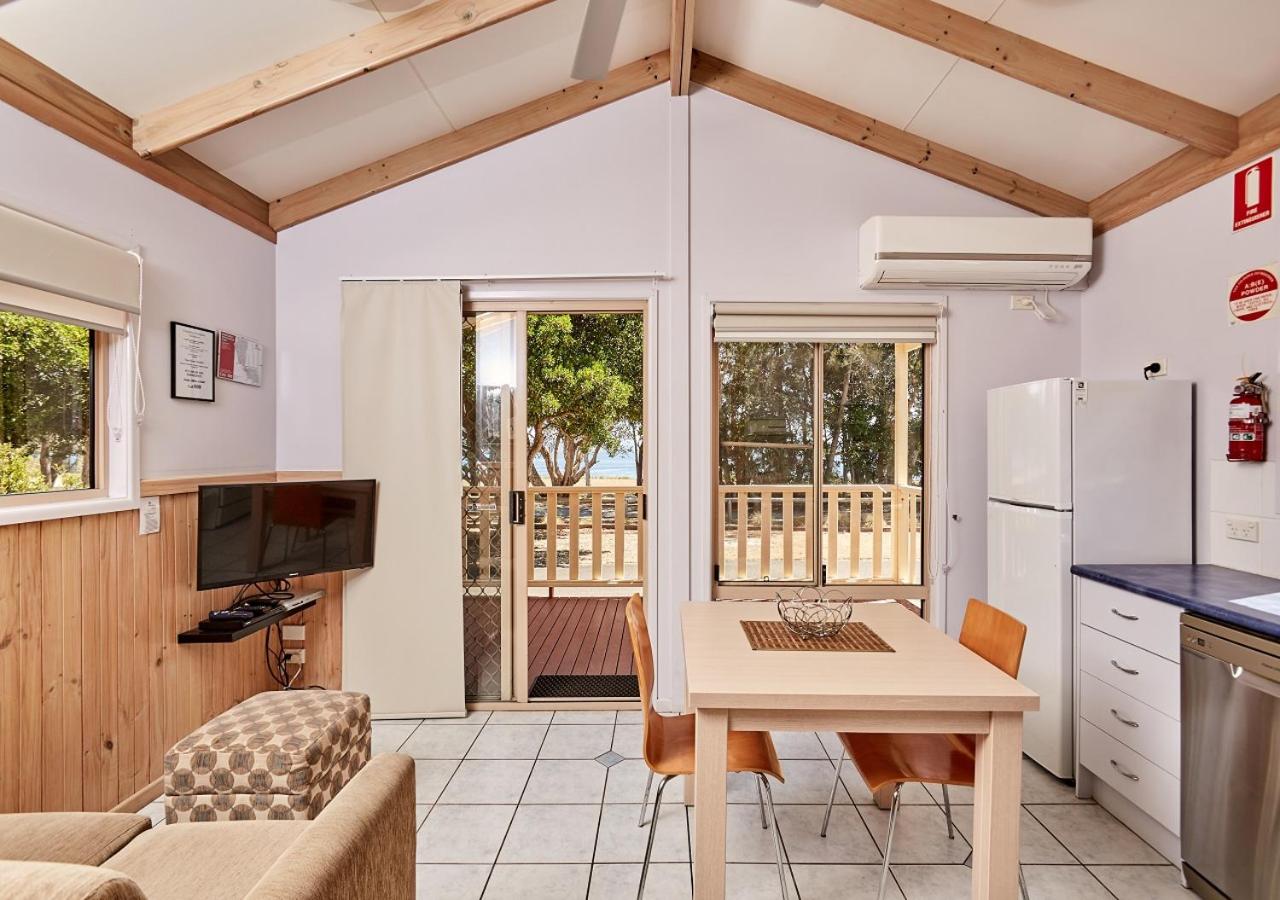 带喷泉浴缸的单卧室小屋
