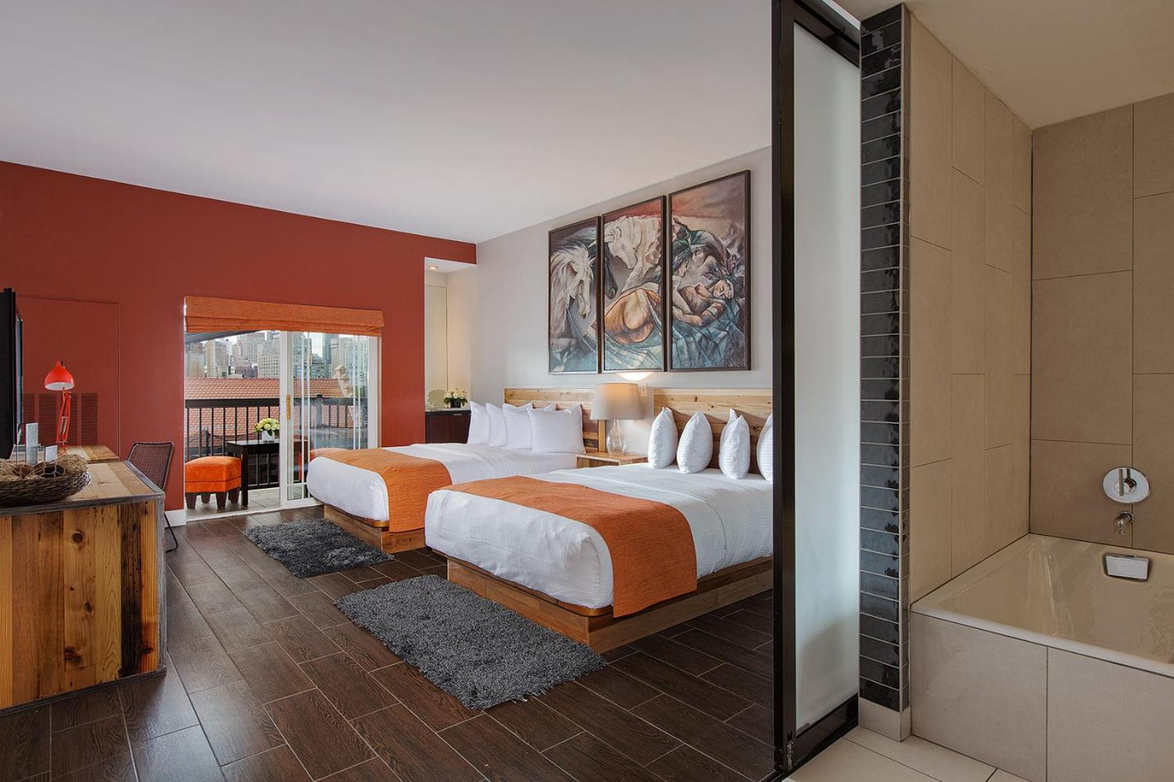 Deluxe Queen Room with Two Queen Beds with balcony, Non Smoking - Photo 4