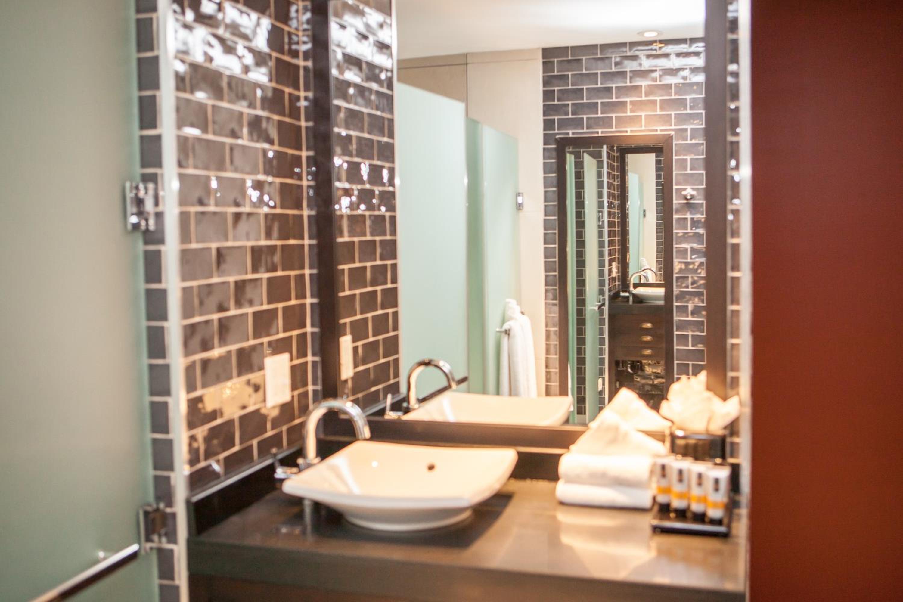 Deluxe Queen Room with Two queen Beds - Mobility Access - Photo 4