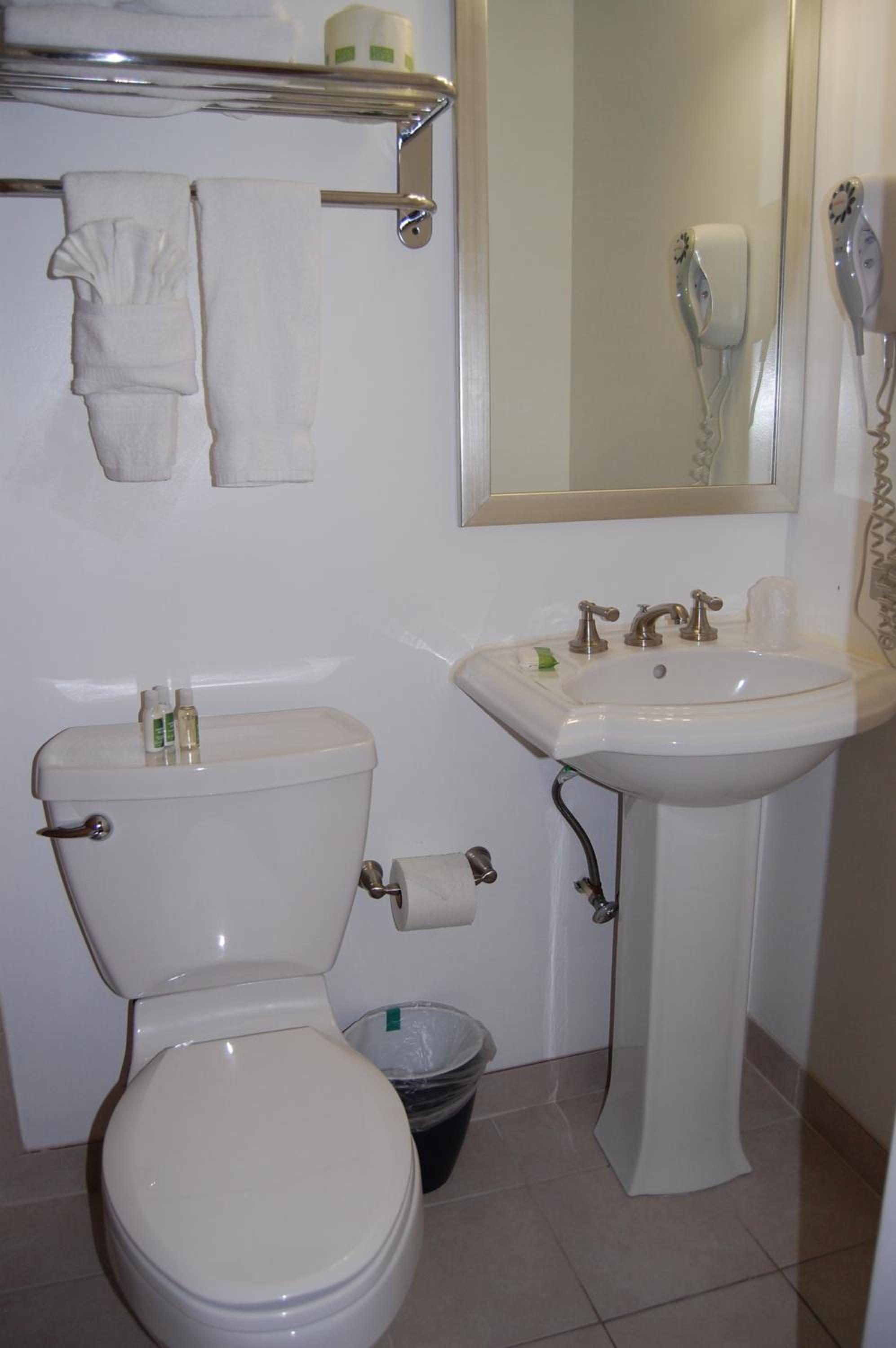 Twin Room with Two Twin Beds - Photo 3