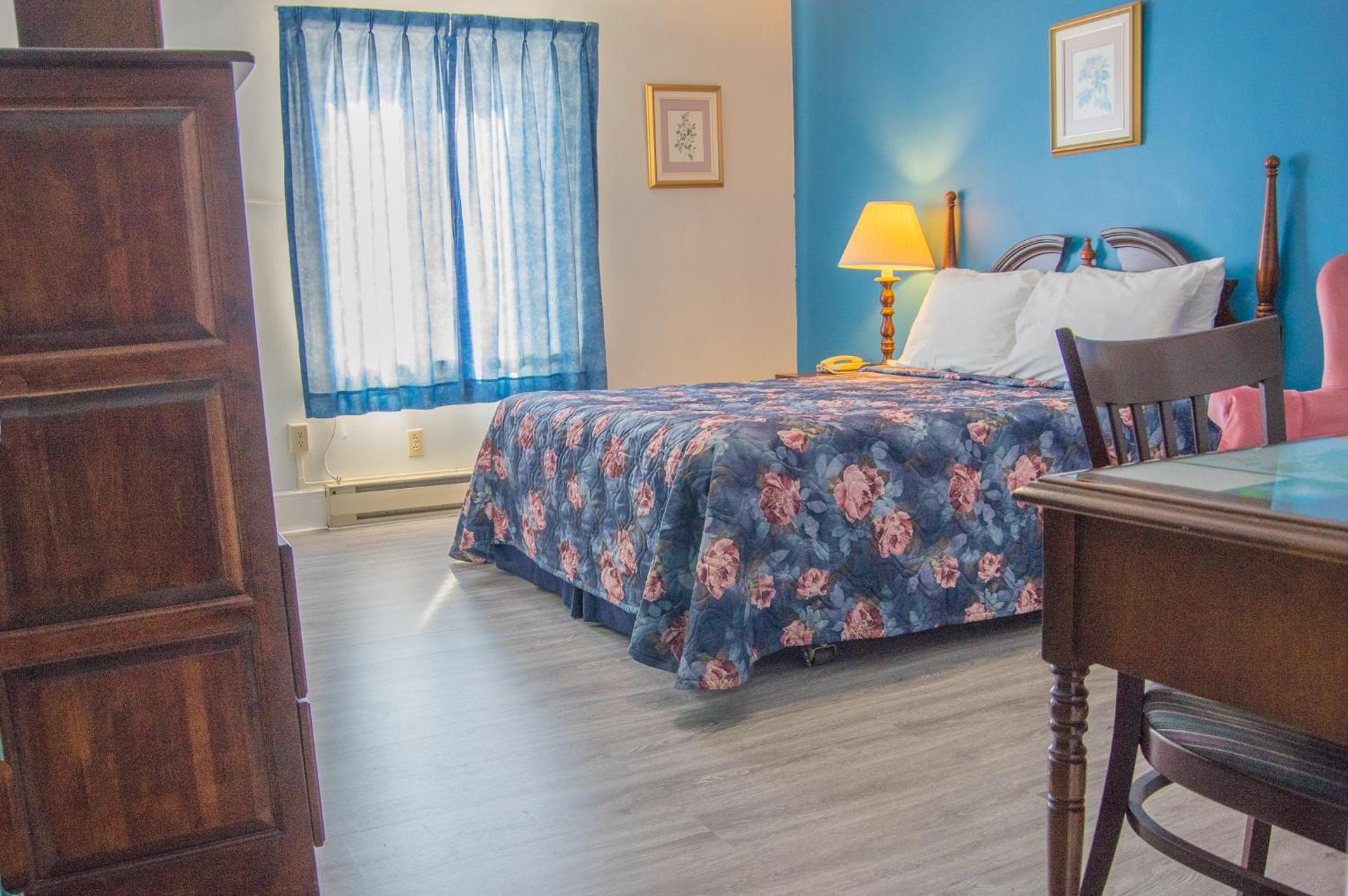 Standard Queen Room - Photo 7