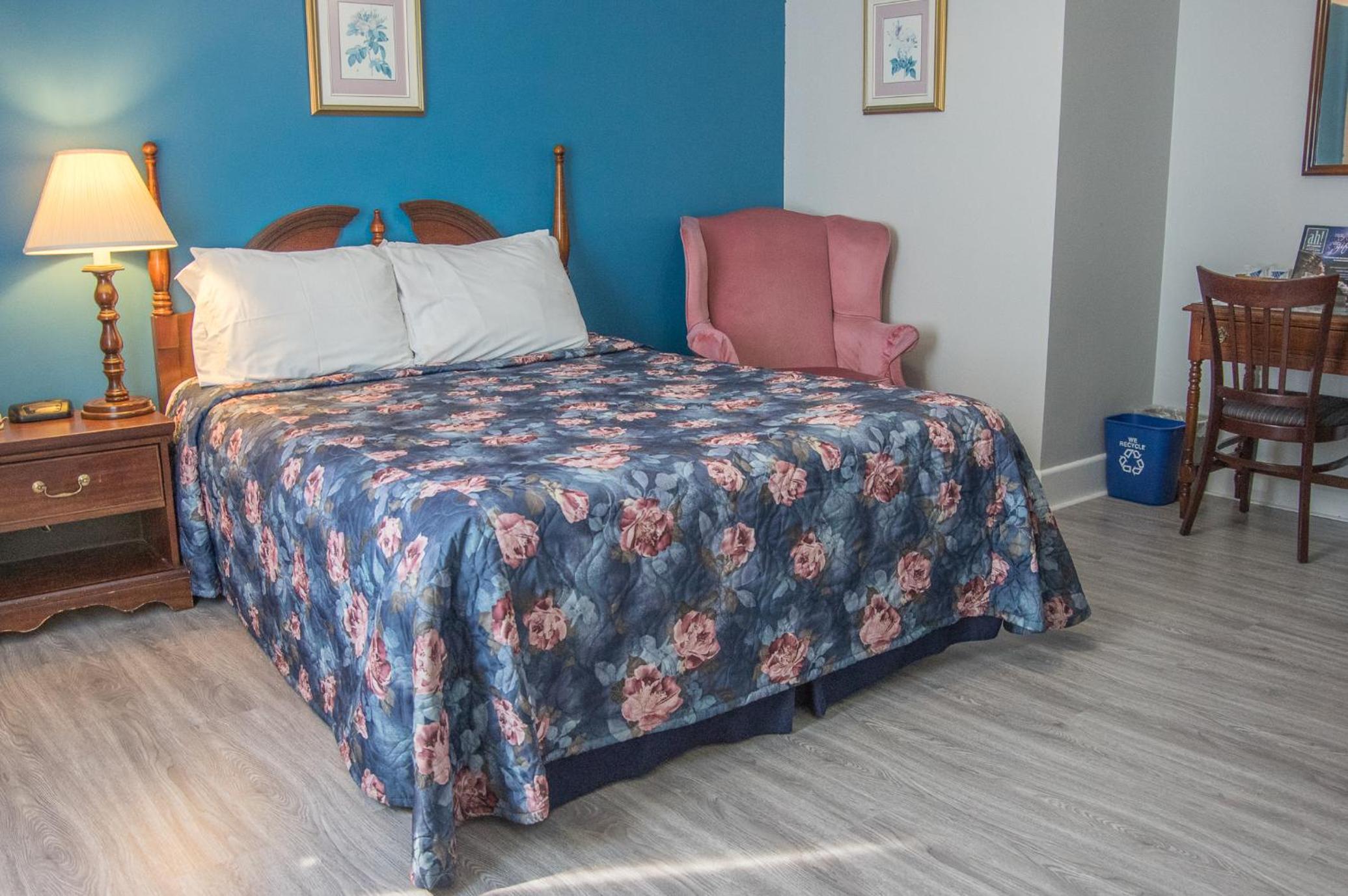 Standard Queen Room - Photo 17