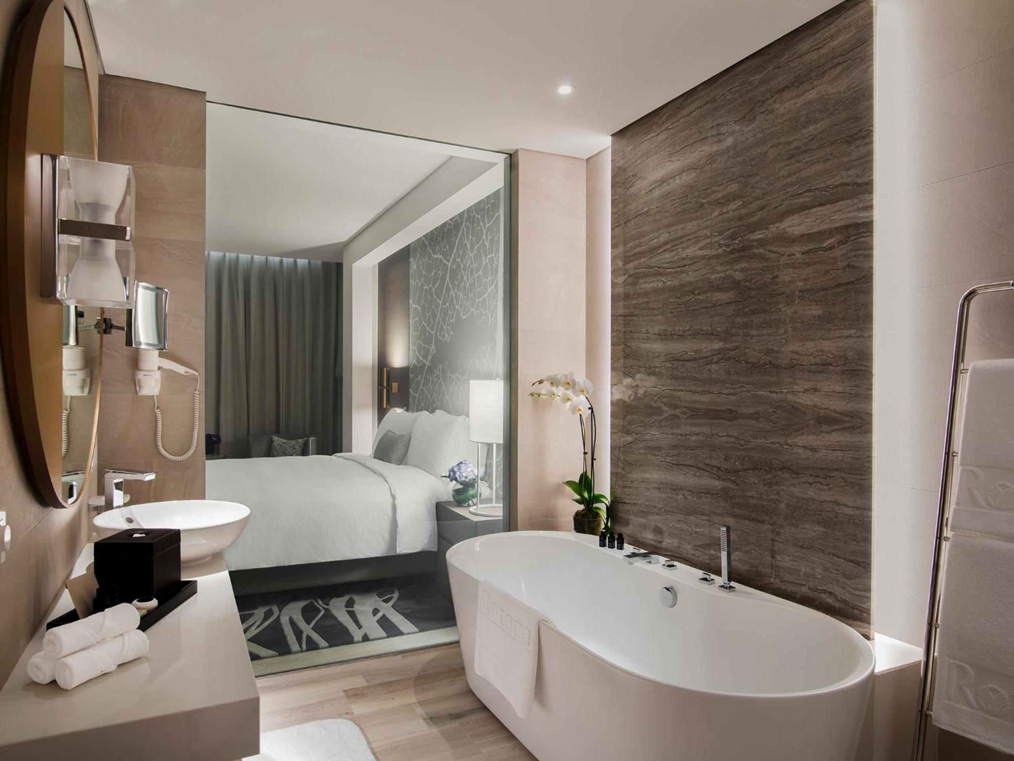 Room with Lounge Access - King Bed