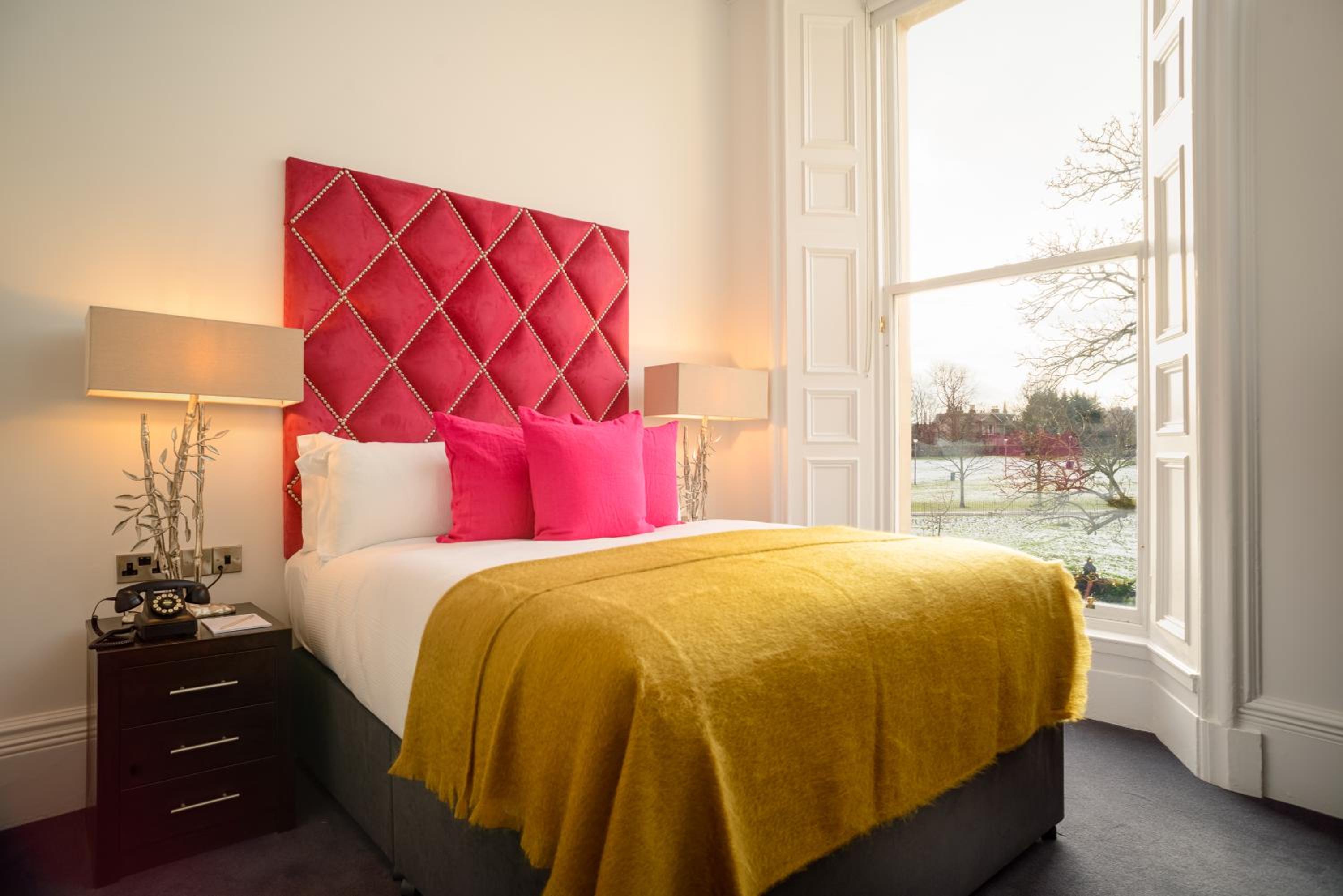 Double Room with Park View - Photo 10