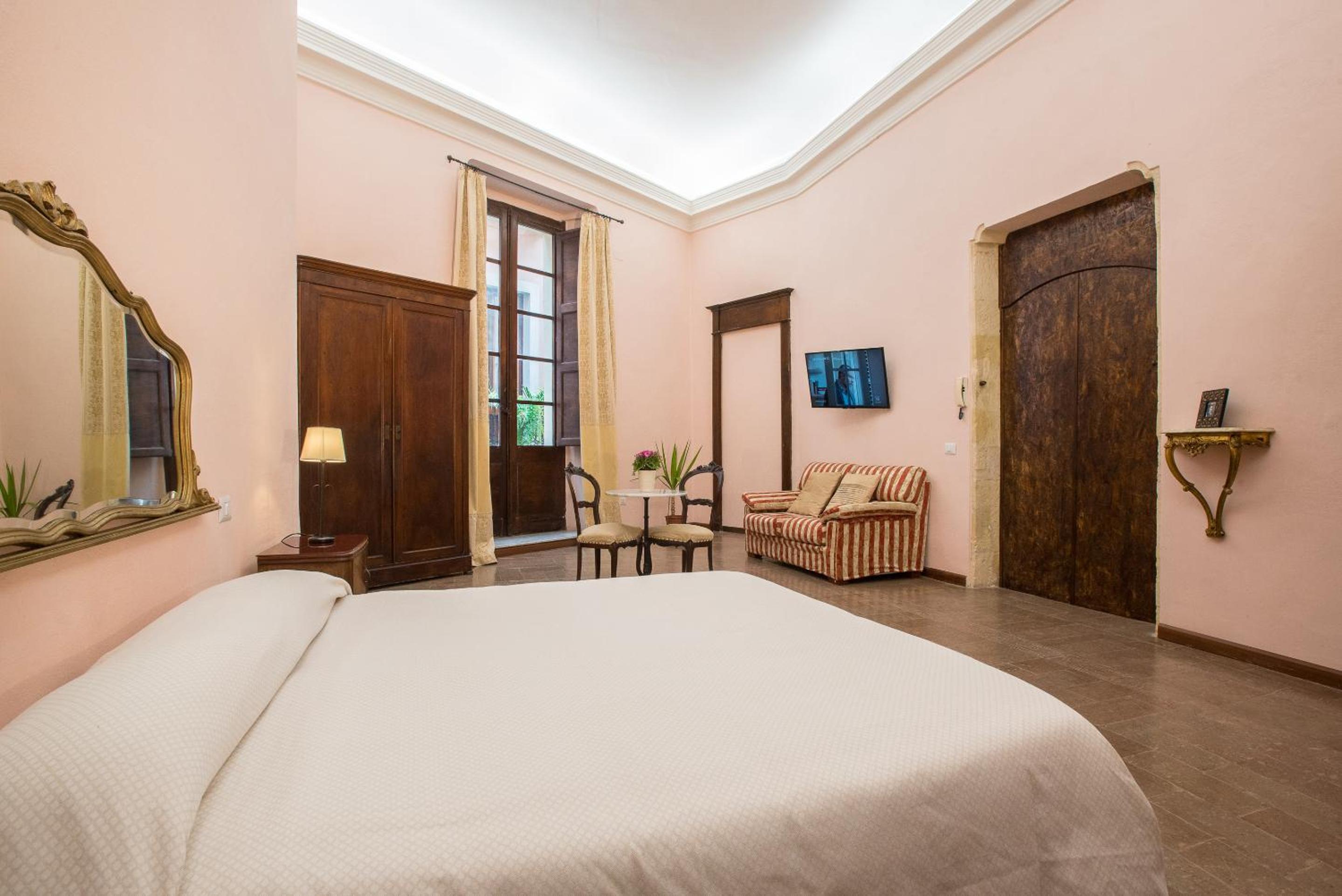 Large Double Room photo 3