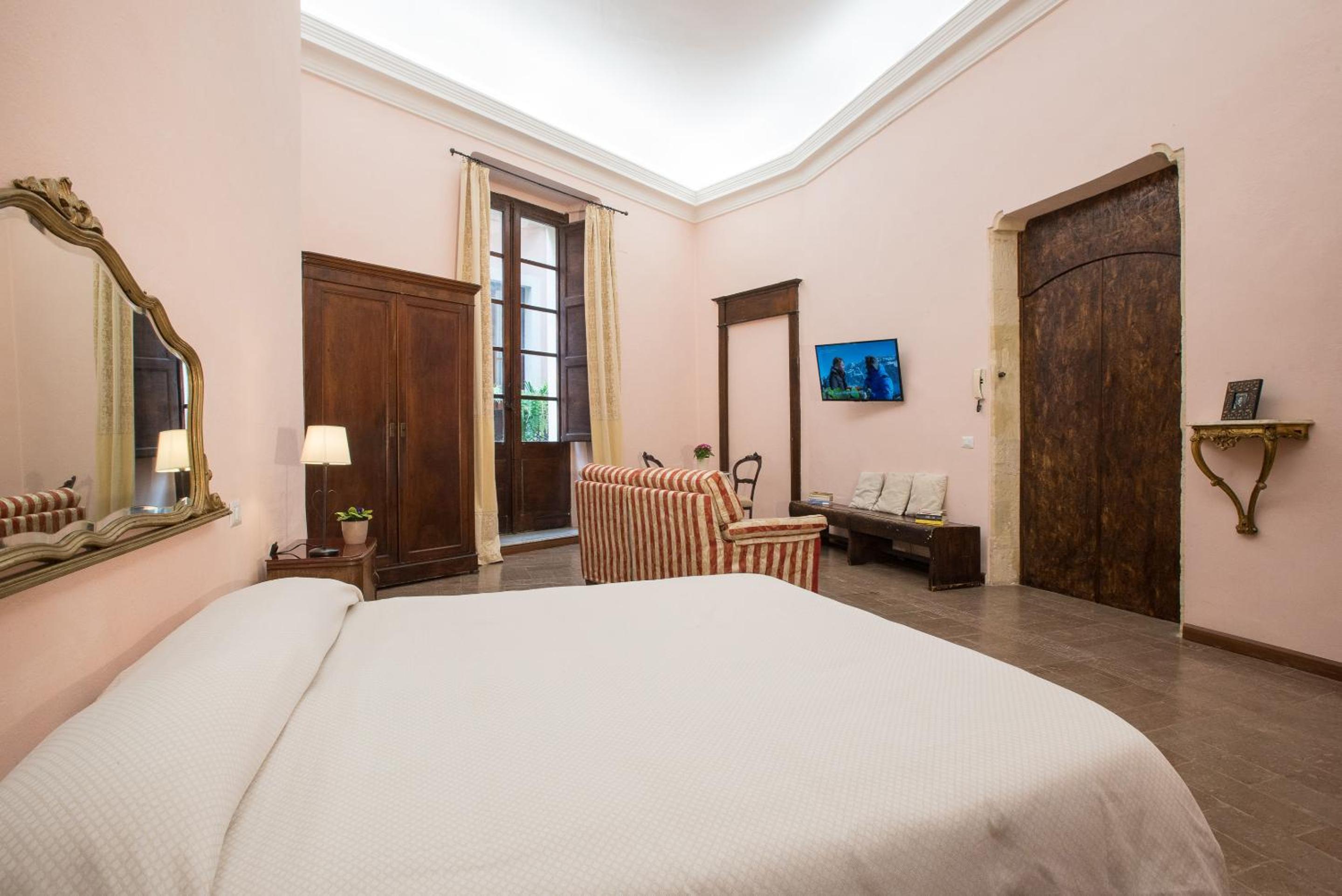 Large Double Room photo 2