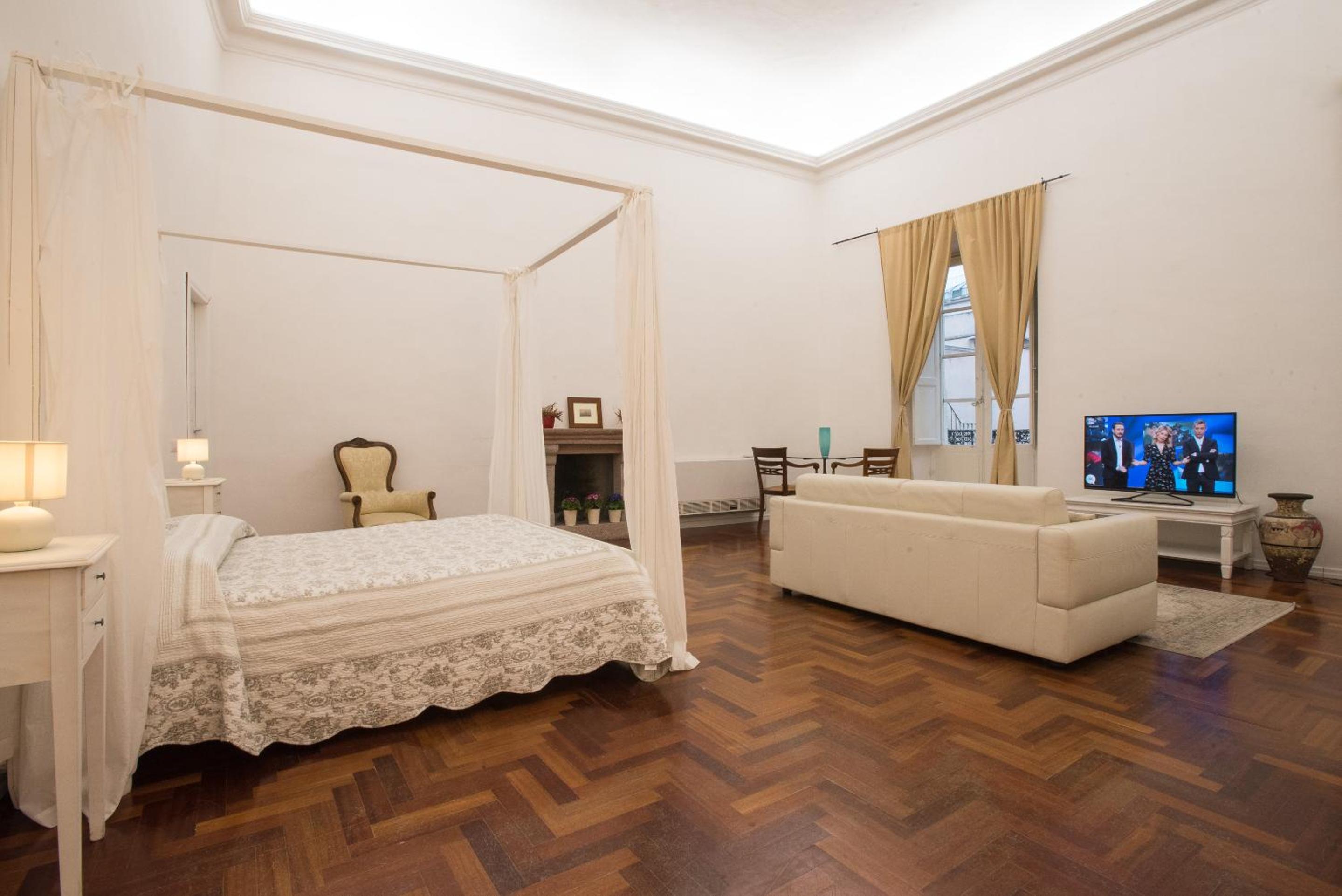 Deluxe King Room photo 2