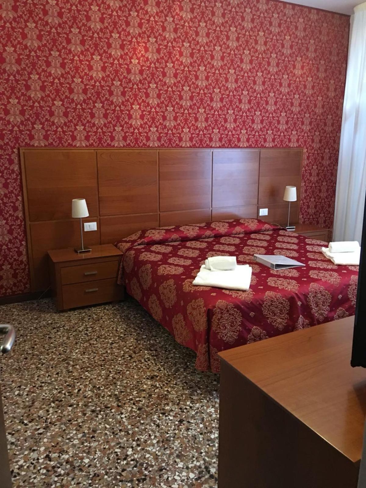 Standard Double Room photo 3