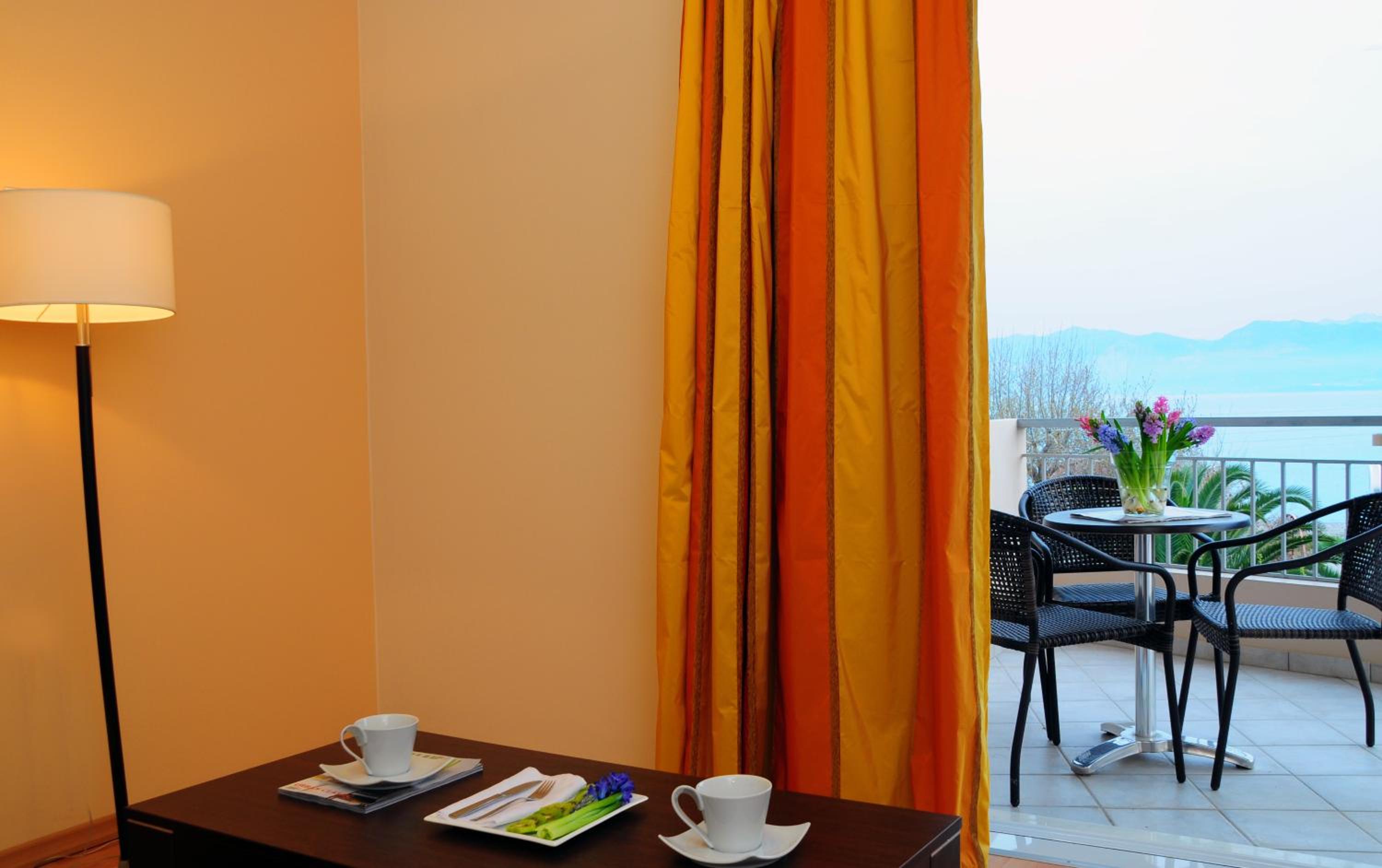 Deluxe Suite with Sea View - Photo 6