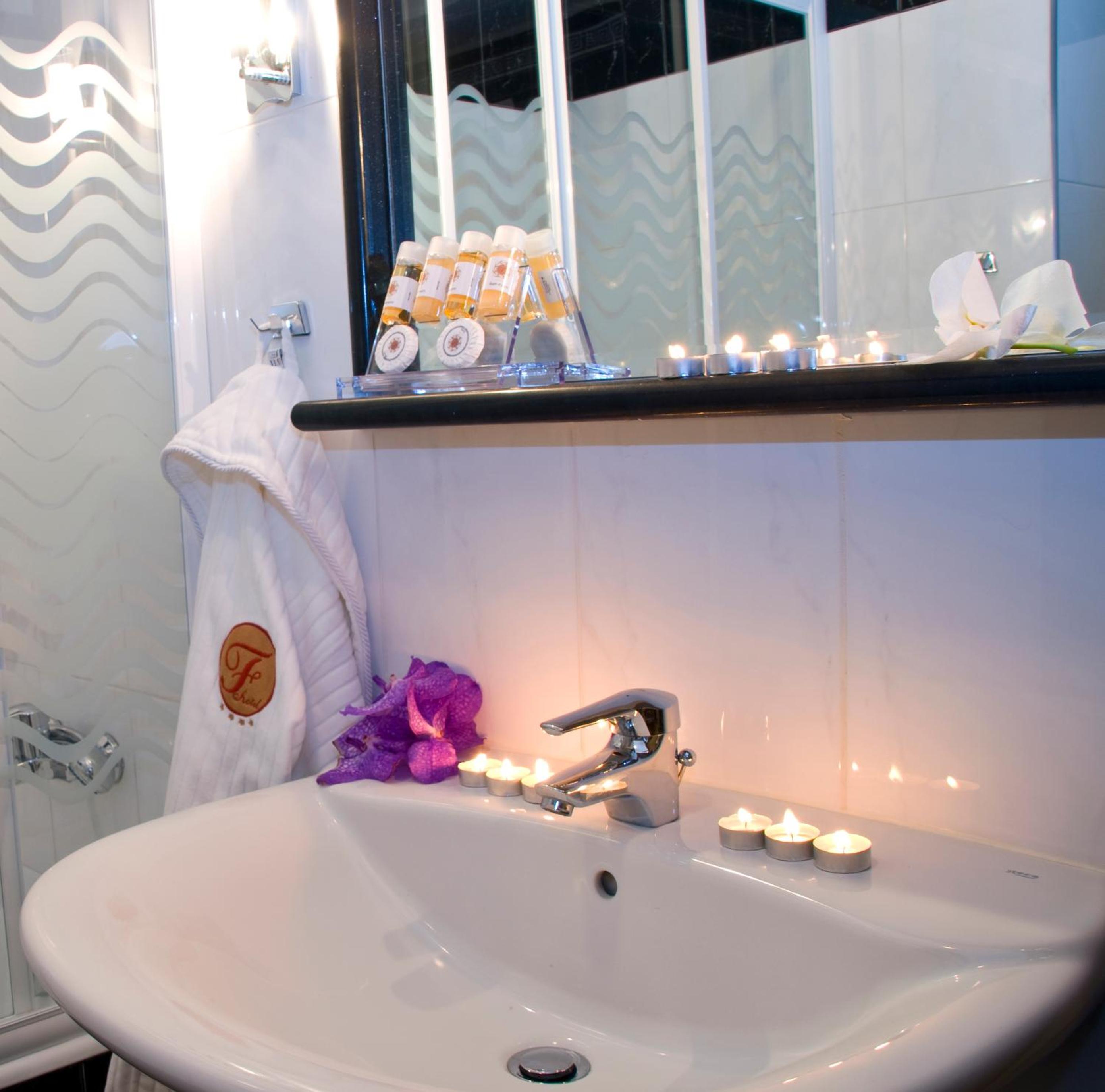 Deluxe Double Room with Sea View - Photo 4