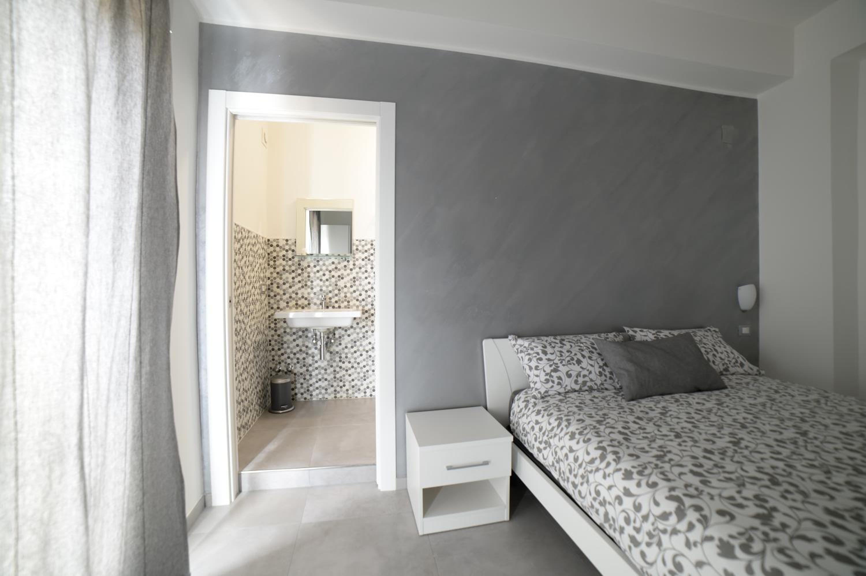 Double Room with Private Bathroom - Photo 1