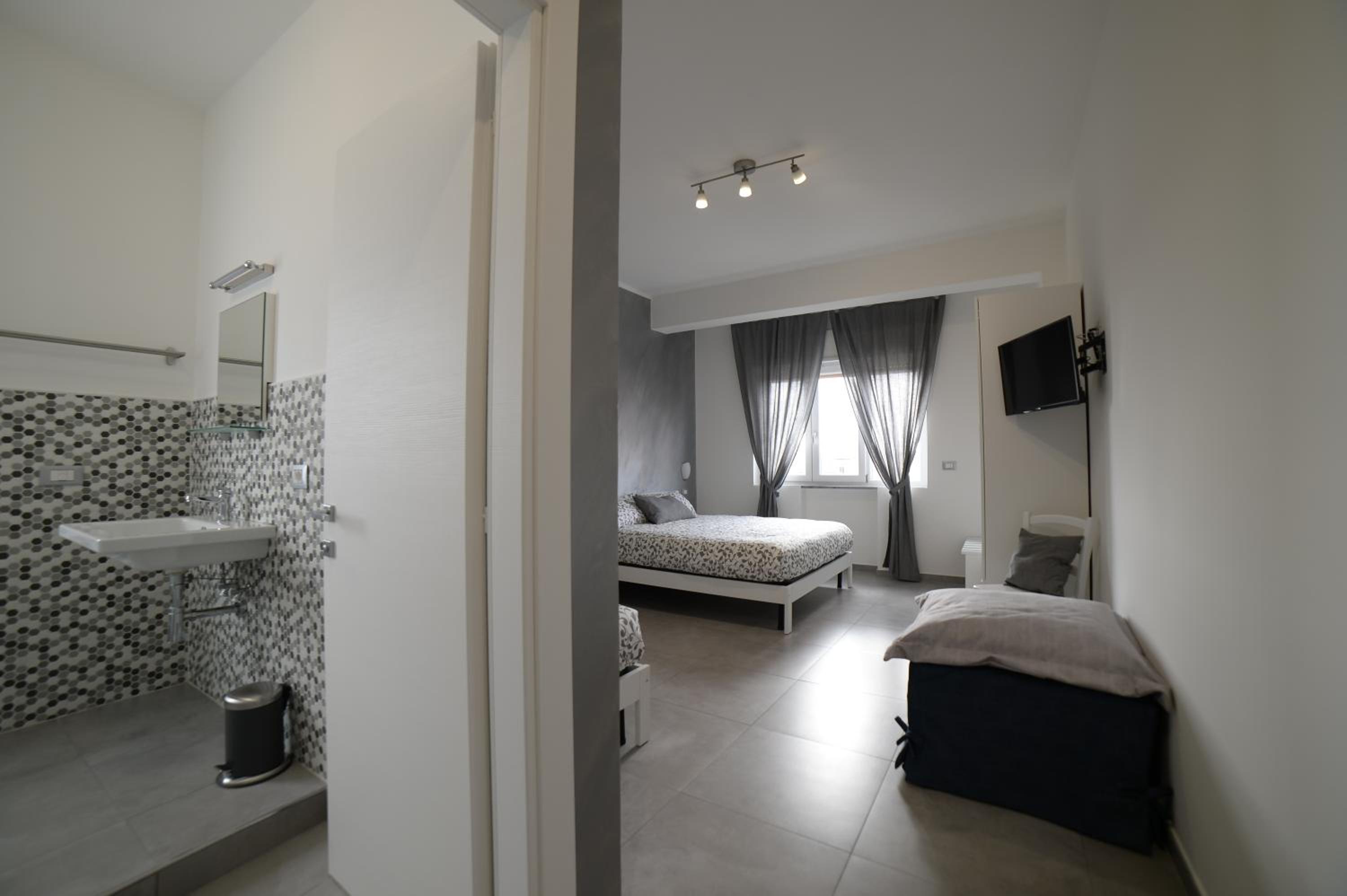 Triple Room with Bathroom - Photo 3