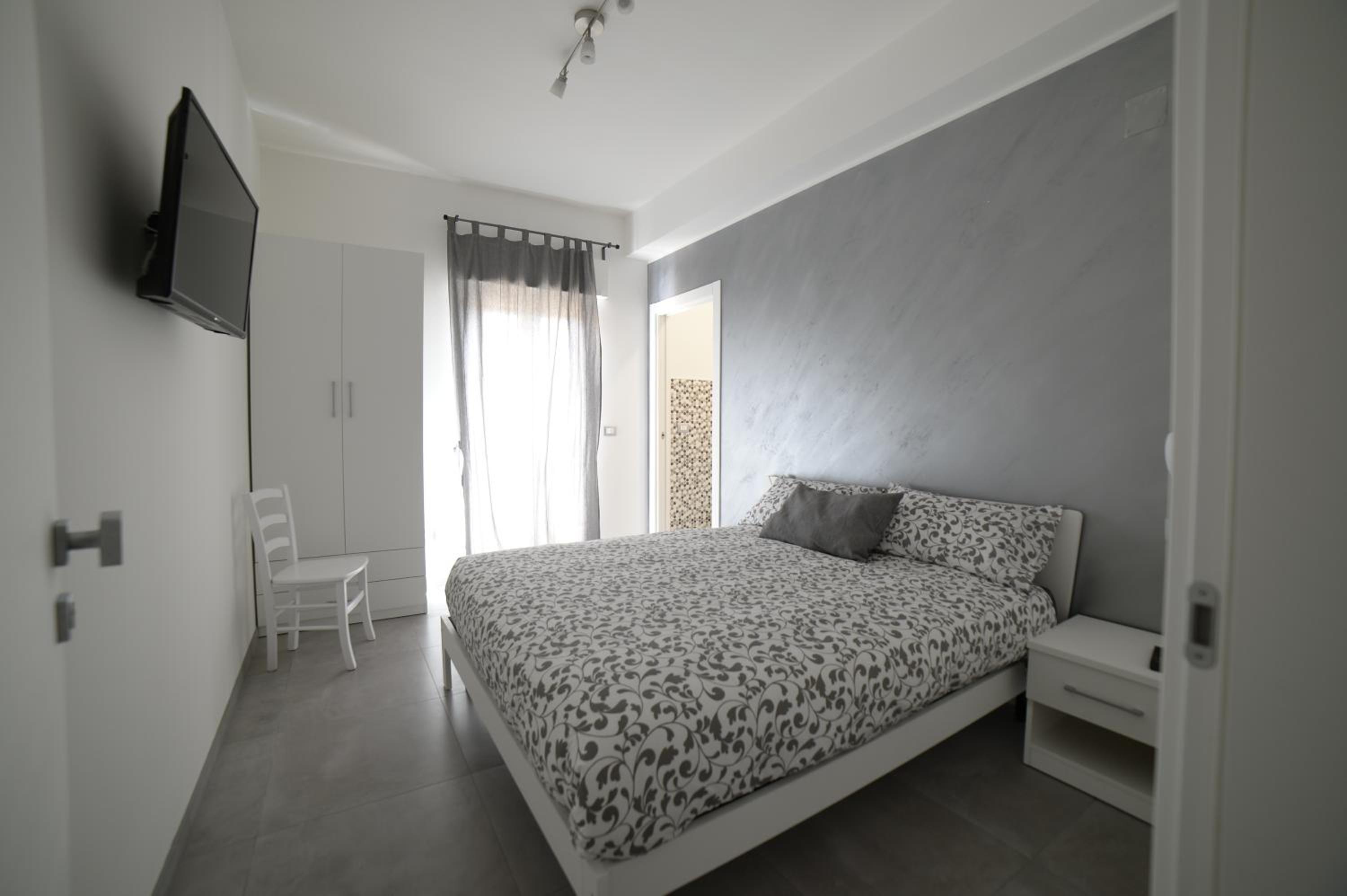 Double Room with Private Bathroom - Photo 2