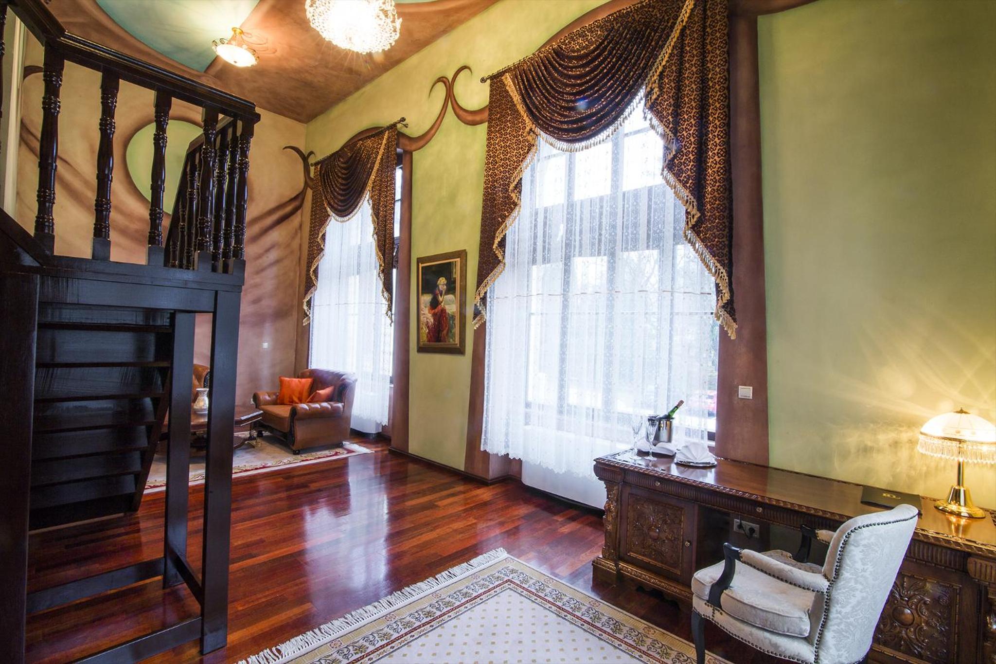 Double Mezzanine Executive