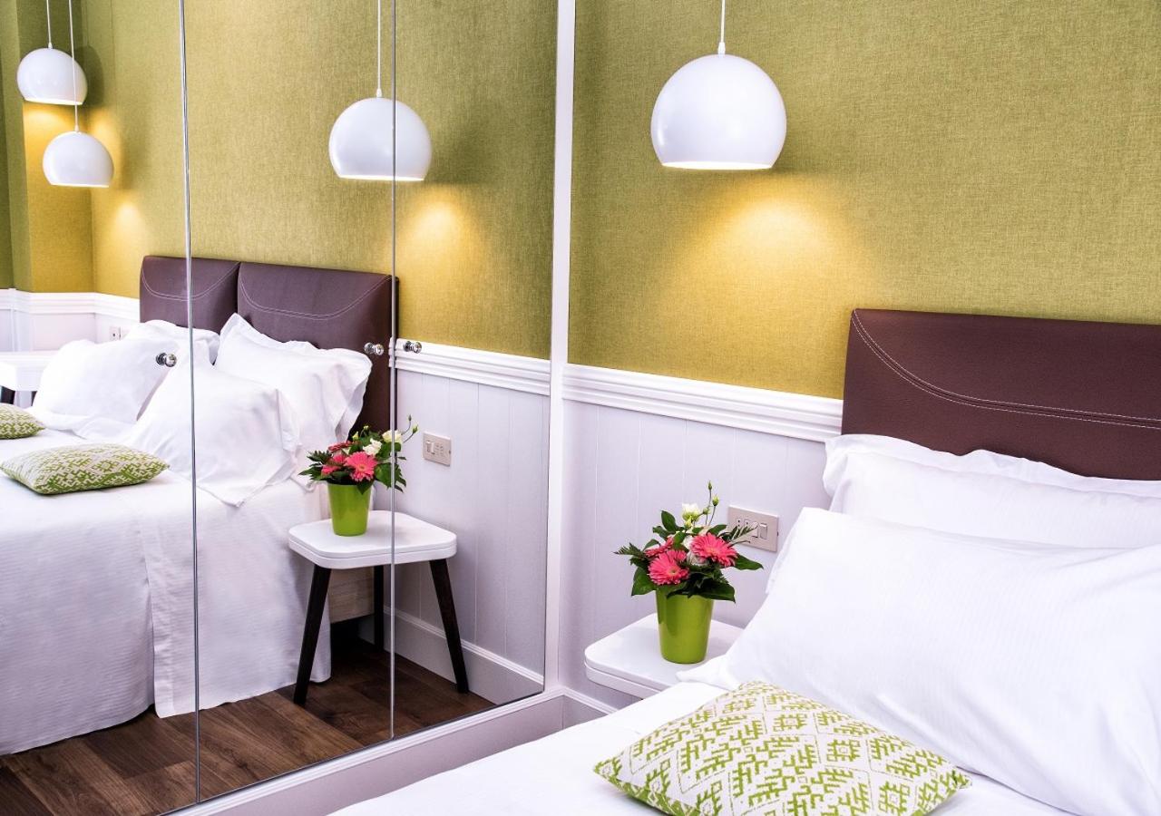 Deluxe Double Room with Balcony - Photo 6