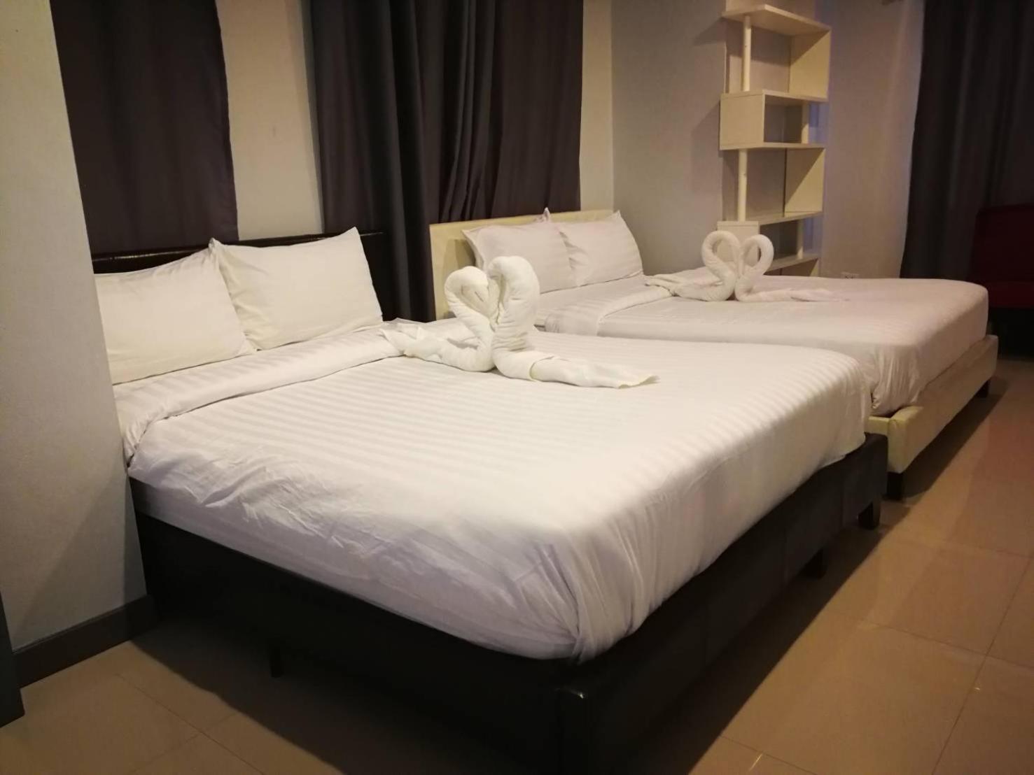 Queen Room with Two Queen Beds - Photo 5