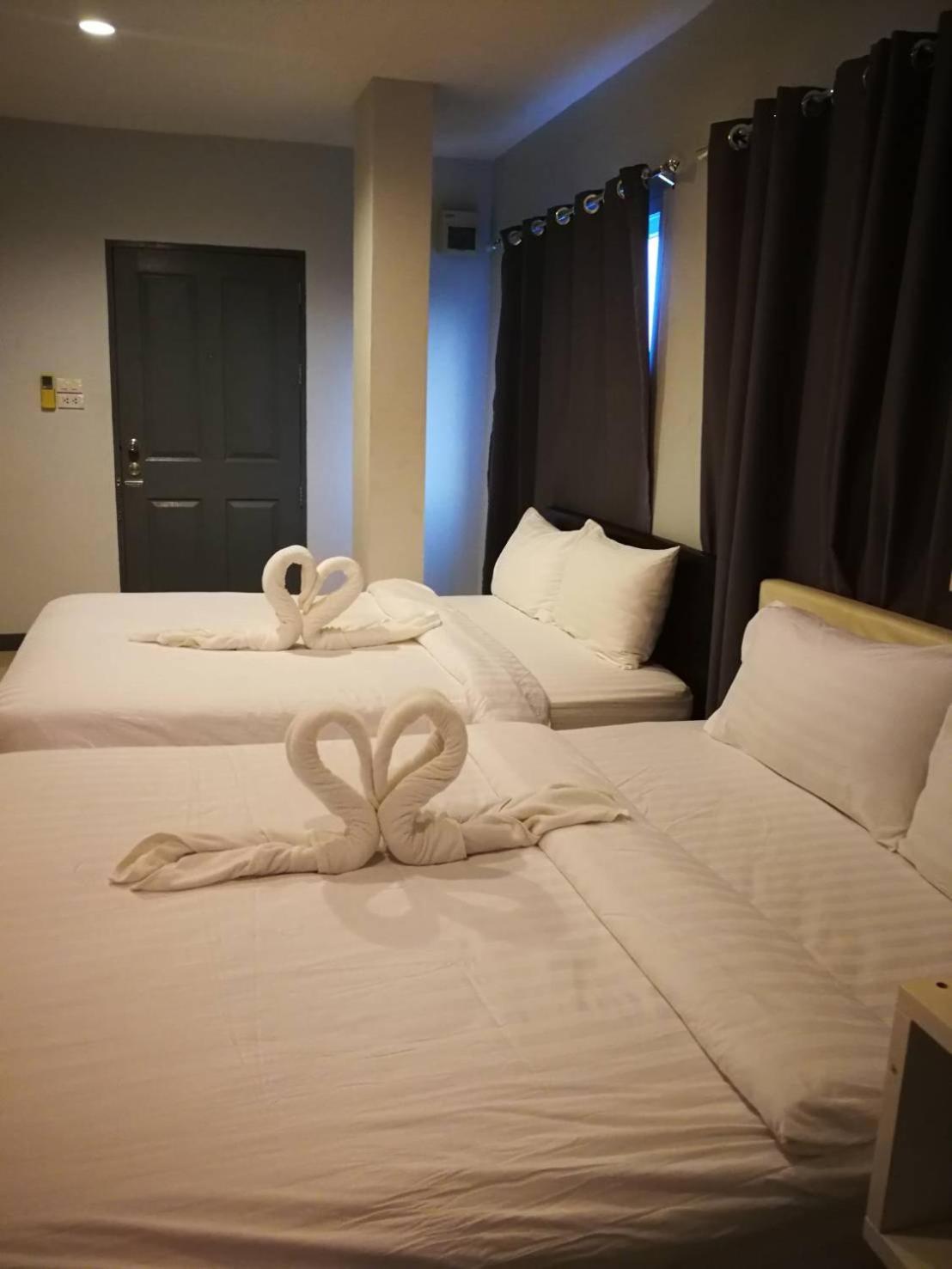 Queen Room with Two Queen Beds - Photo 7